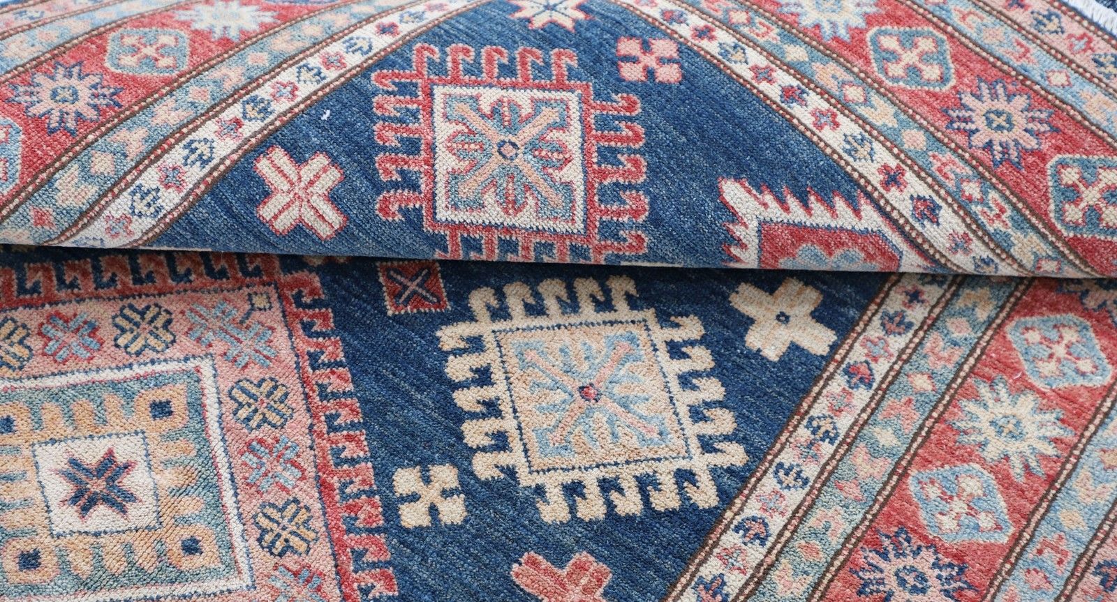 Tapis en laine noué à la main, bleu marine, rouge et ivoire, à motif géométrique - 1,07 x 1,94 m photo Textiles