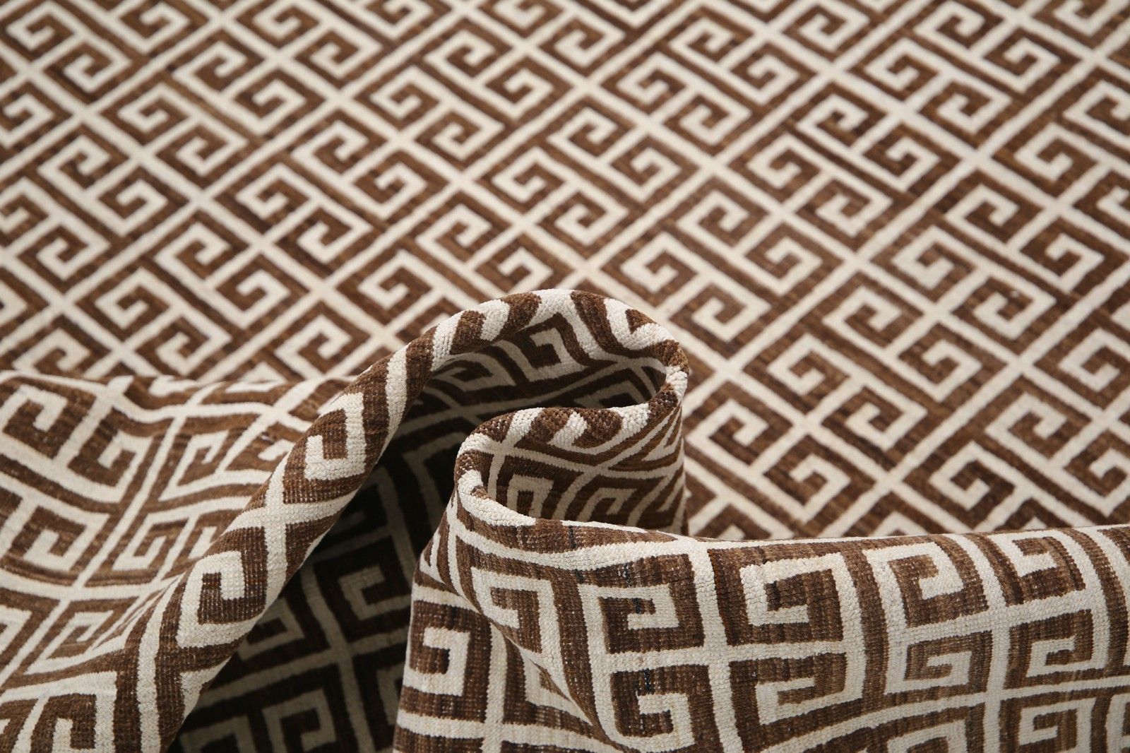 Tapis en laine turc noué à la main 214 x 282 cm. Tapis de sol à motif grec en beige et marron photo buy