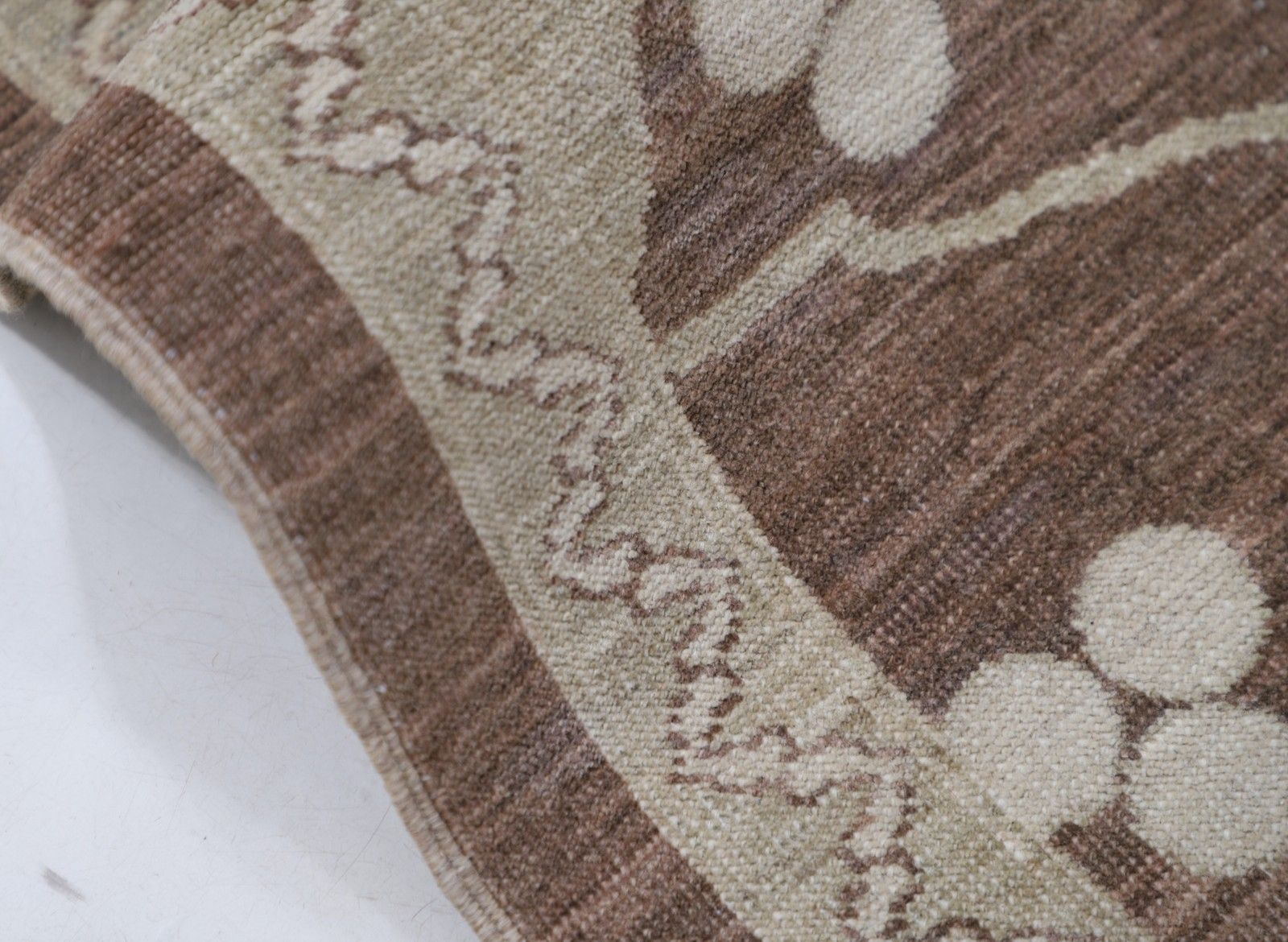 Tapis de zone noué à la main, beige et brun, 1,91 x 2,62 m. Tapis turc à motif floral ogive photo Textiles