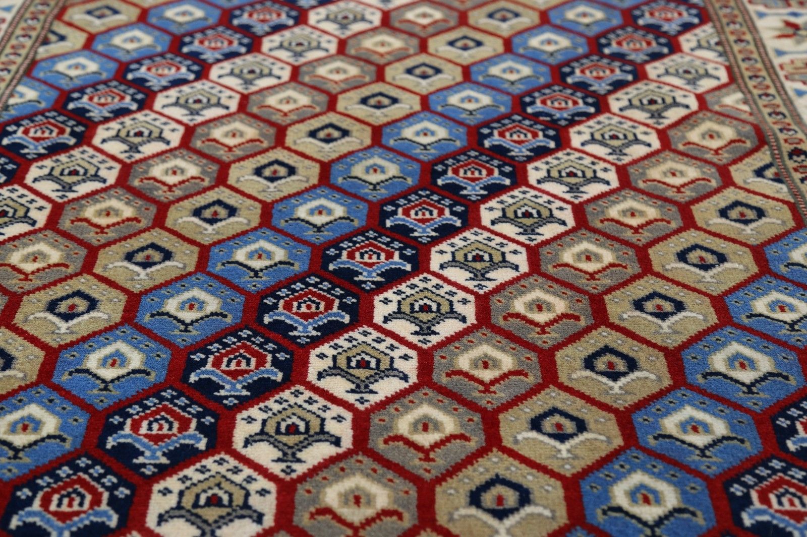 Tapis à motif de treillis hexagonal, noué à la main, rouge, ivoire et bleu marine, 97 x 153 cm photo 810.0