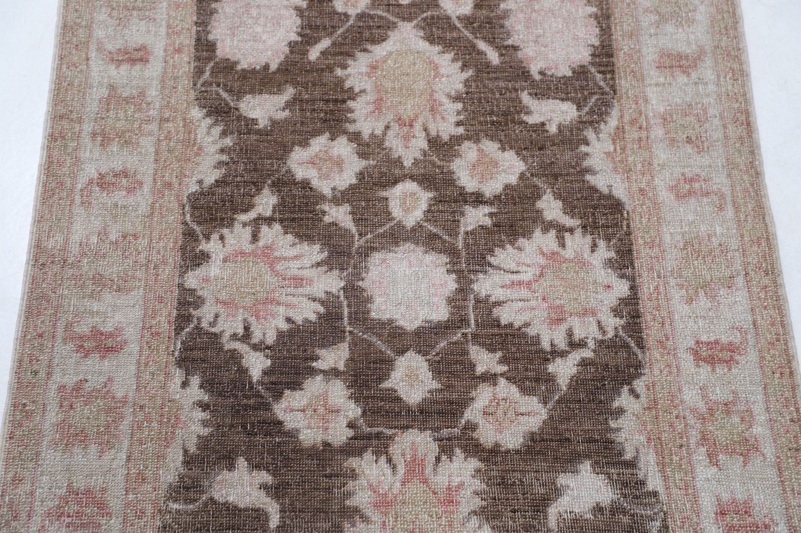 Tapis d'appoint noué à la main, brun, ivoire et rose pâle, motif floral, 0,85 x 1,27 m photo for sale