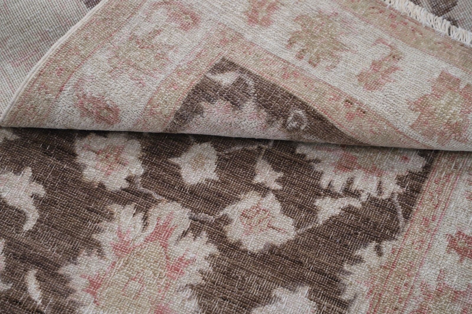 Tapis d'appoint noué à la main, brun, ivoire et rose pâle, motif floral, 0,85 x 1,27 m photo Textiles