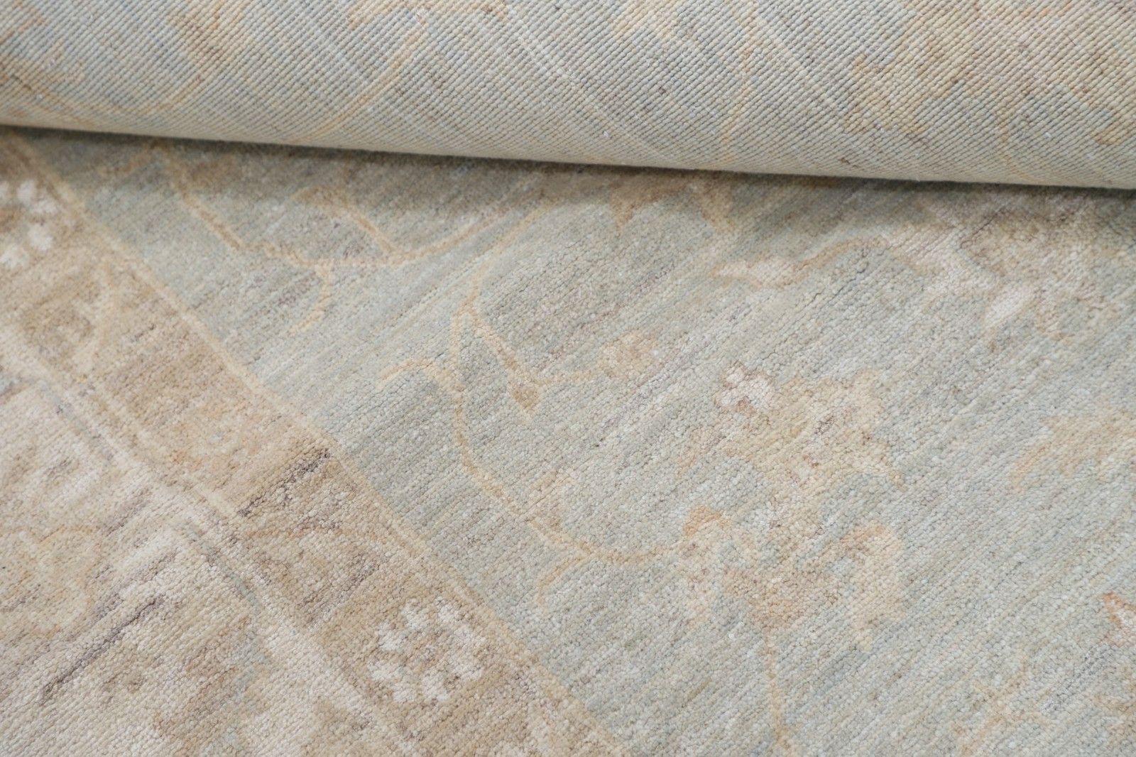Tapis à motifs floraux noué à la main, champ bleu clair et bordure ivoire, 1,71 x 2,34 m photo 2120.0