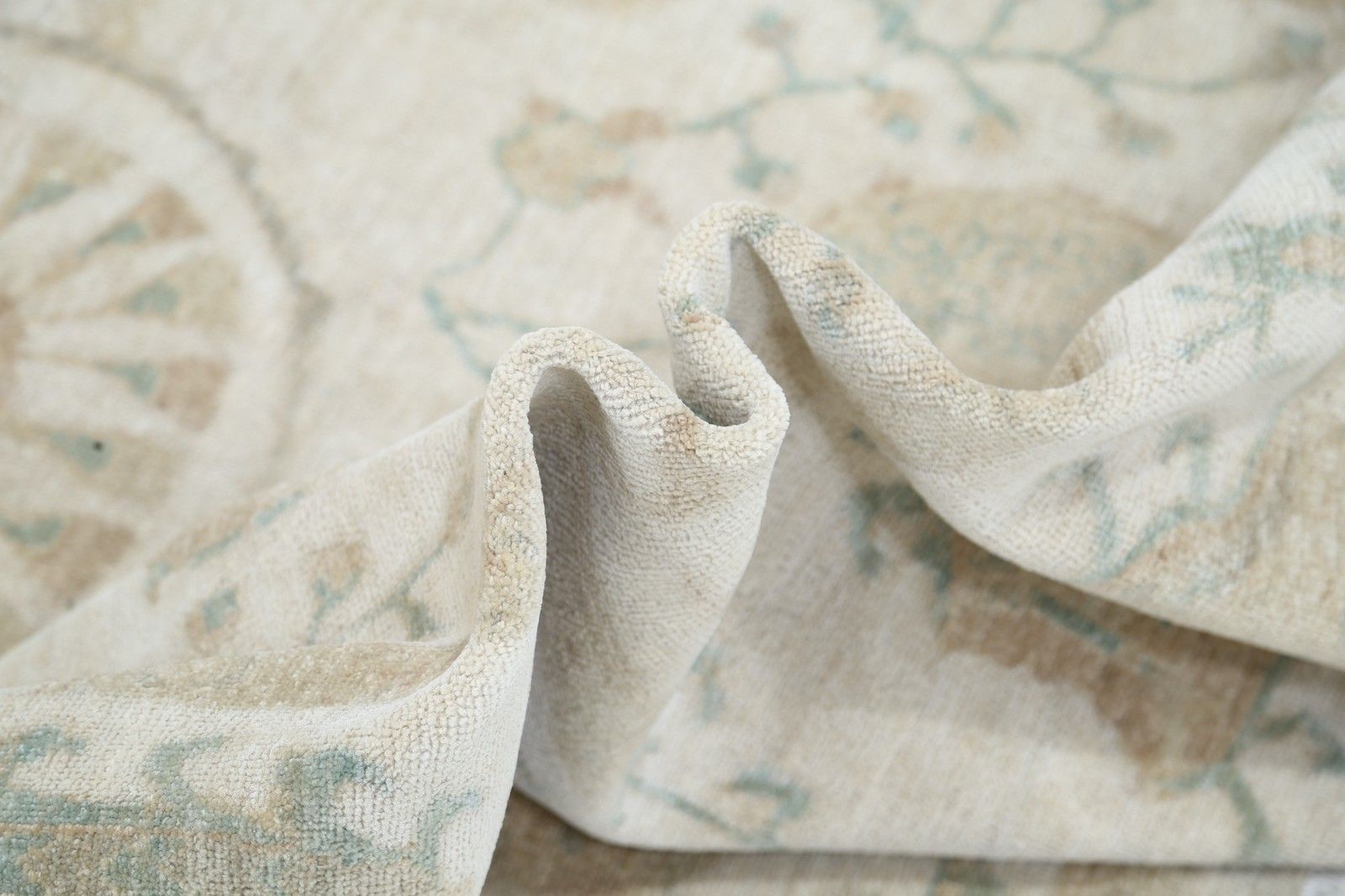 5,8 x 8,6 ft Handgeknoopt wollen vloerkleed in beige en lichtblauw. Turks botanisch tapijt photo vinterior