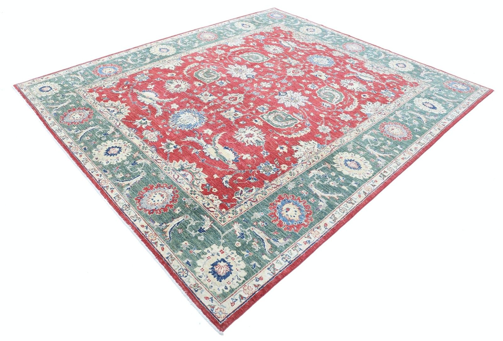 Tapis de sol artisanal à motifs floraux, 8'3" x 9'7", en rouge et vert, Oushak turc en laine photo for sale
