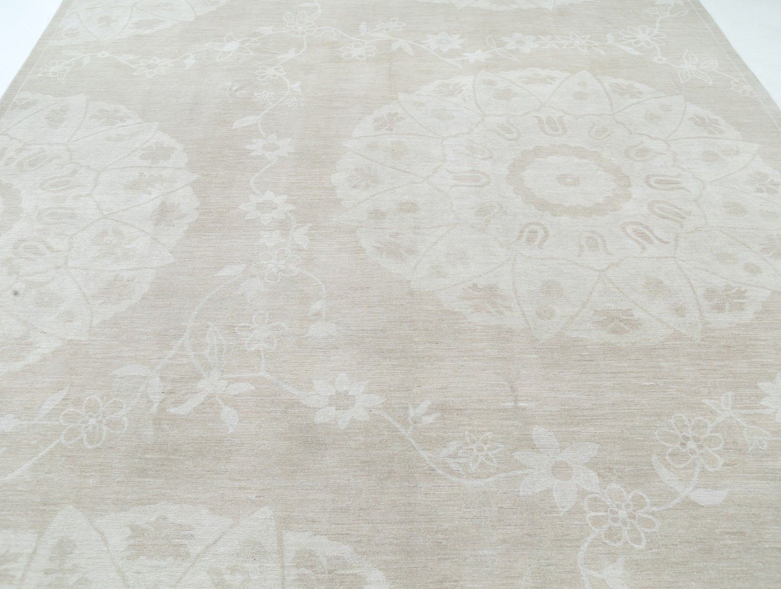 Tapis de laine beige noué à la main, 8'9" x 11'3". Tapis traditionnel à motifs floraux photo for sale