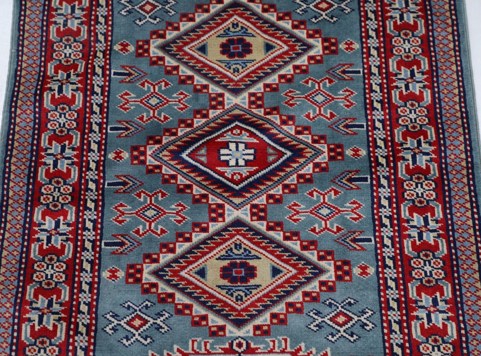 Tapis d'accent en laine fait main, bleu, rouge et ivoire, motif médaillon géométrique, 60 x 90 cm photo for sale