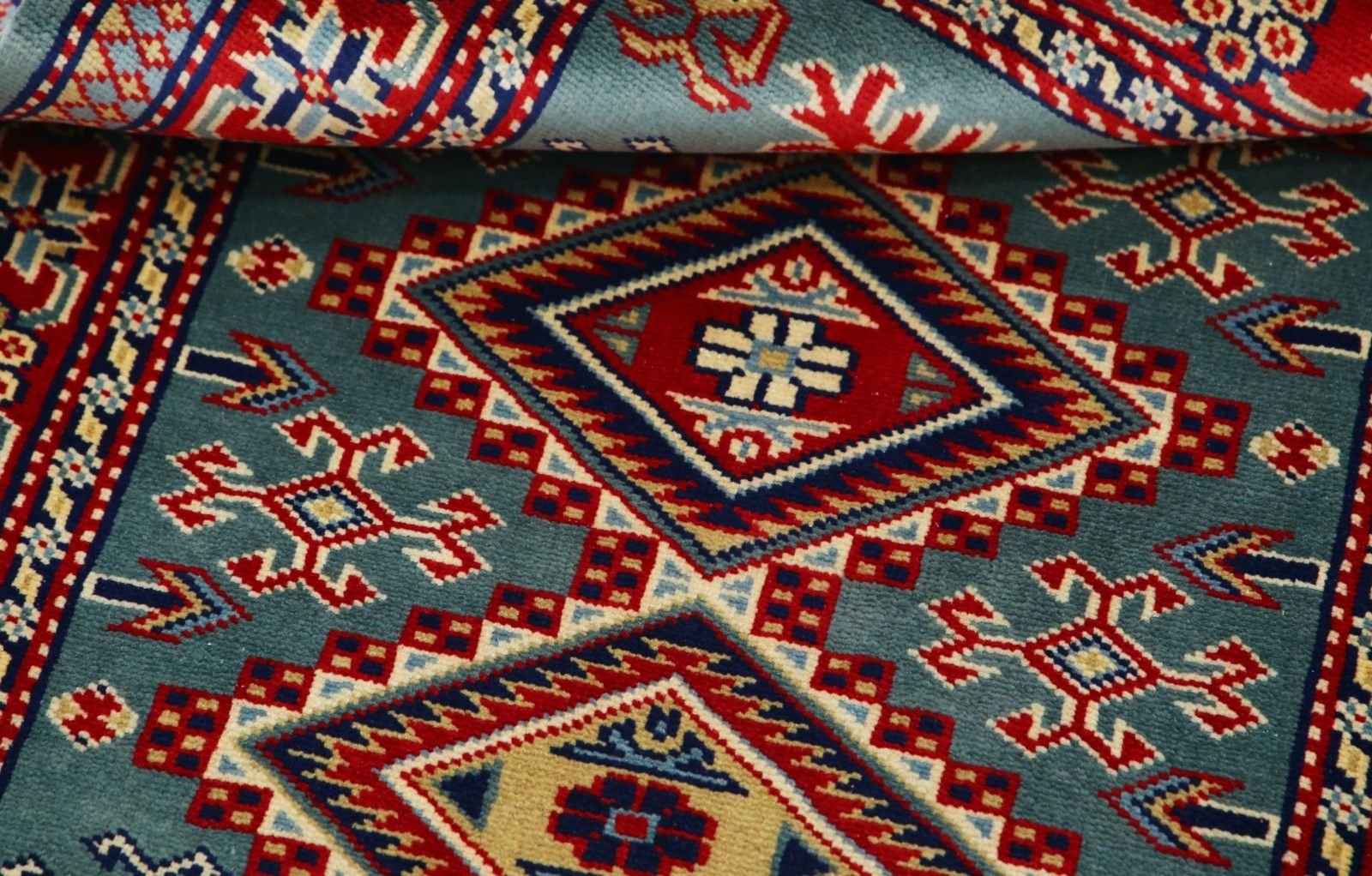 Tapis d'accent en laine fait main, bleu, rouge et ivoire, motif médaillon géométrique, 60 x 90 cm photo vinterior