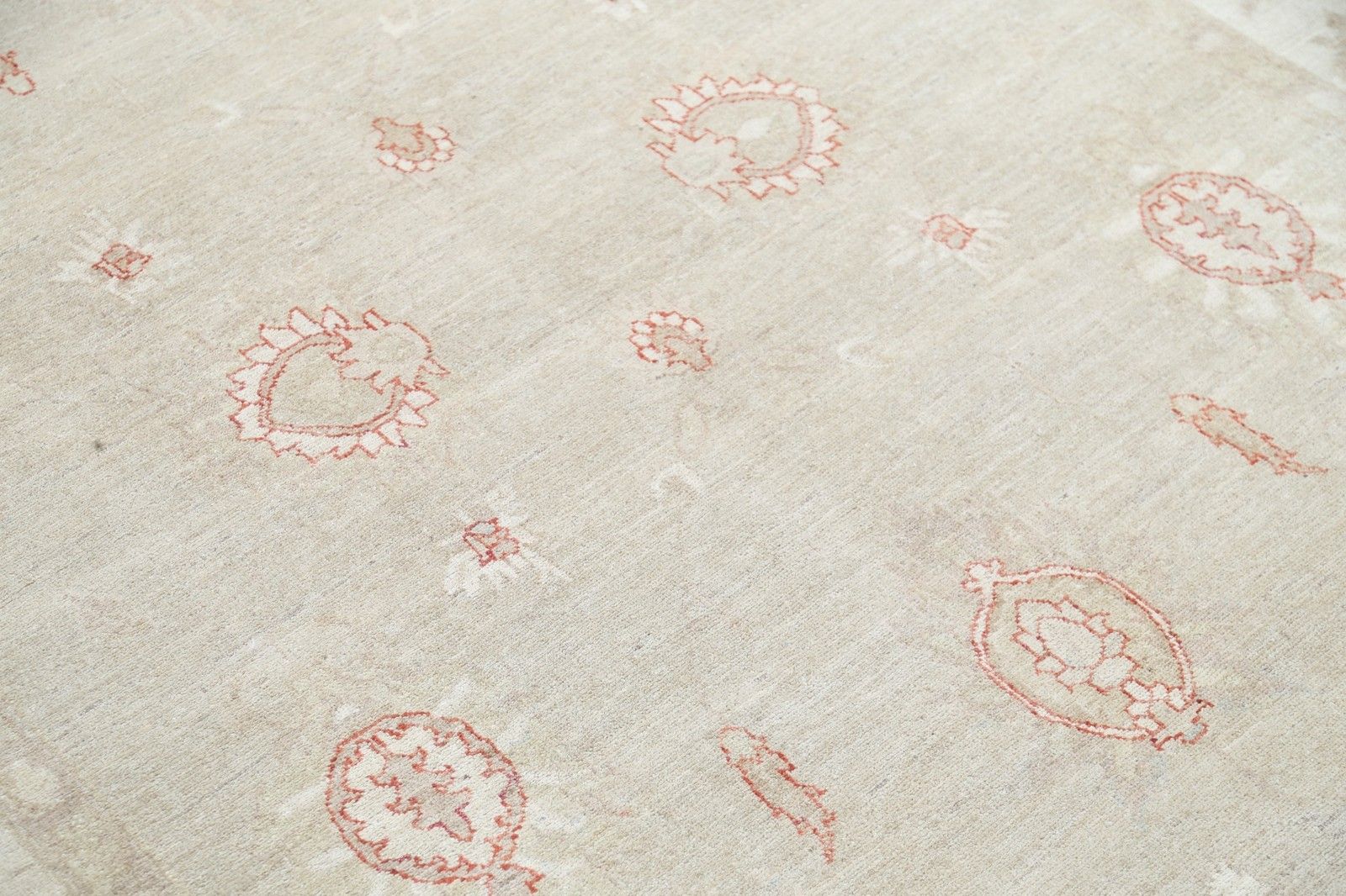 Tapis artisanal turc noué à la main 170 x 240 cm. Tapis en laine 100 % aux tons doux photo for sale