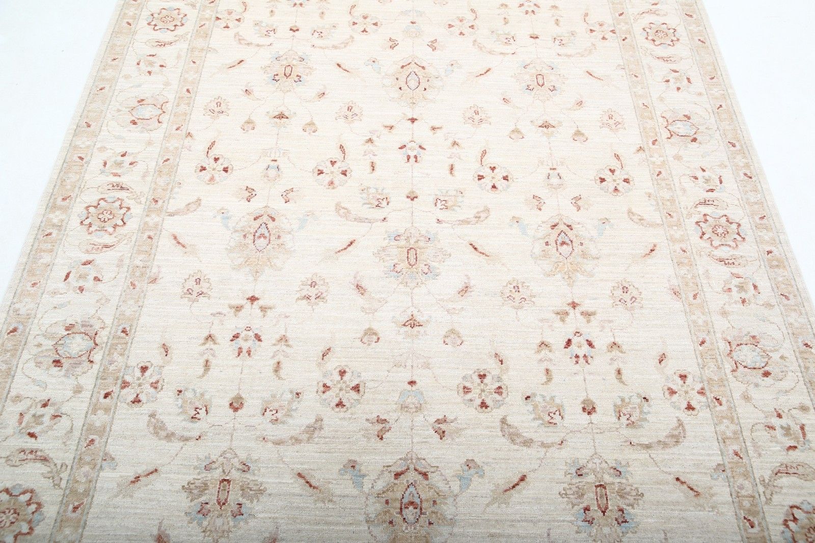 Tapis Oushak en laine noué à la main, 1,71 x 2,29 m. Tapis turc beige à motifs floraux photo 2061.0