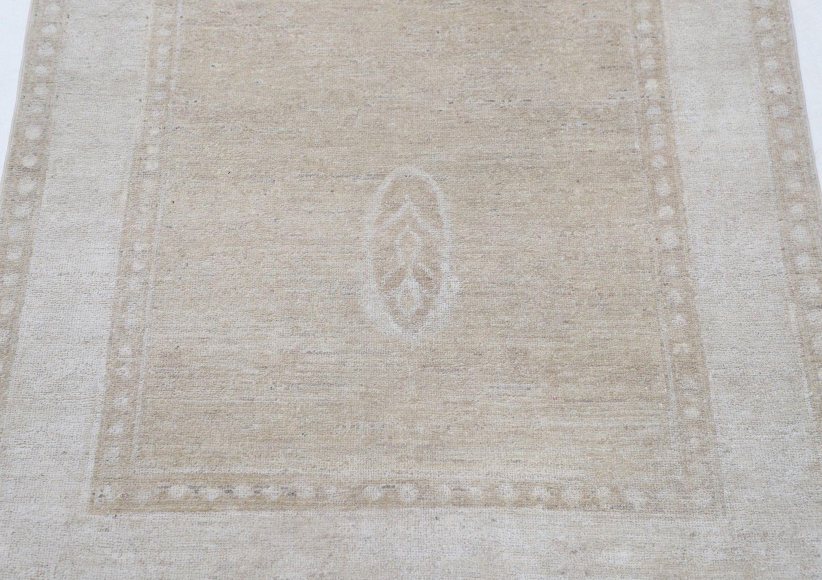 Tapis d'appoint turc traditionnel noué à la main en tons doux, 97 x 145 cm photo for sale