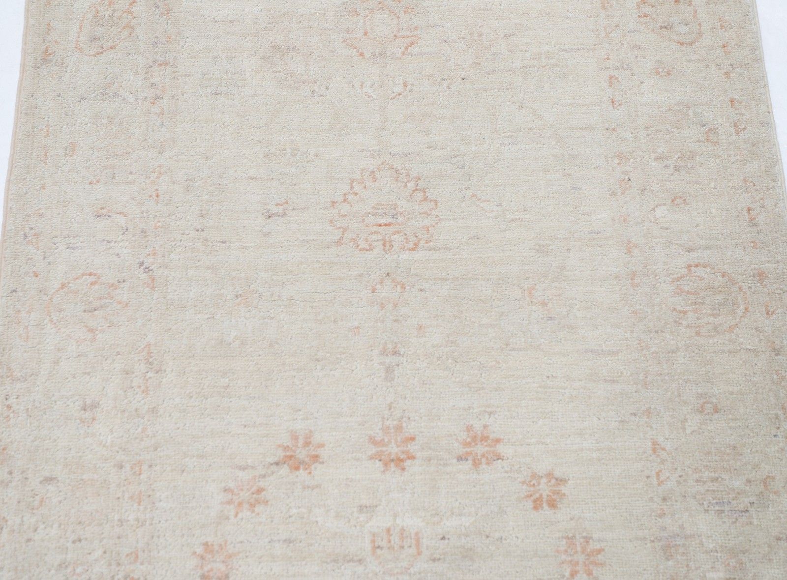 Tapis d'appoint turc noué à la main, 79 x 117 cm. Tapis en laine beige photo for sale