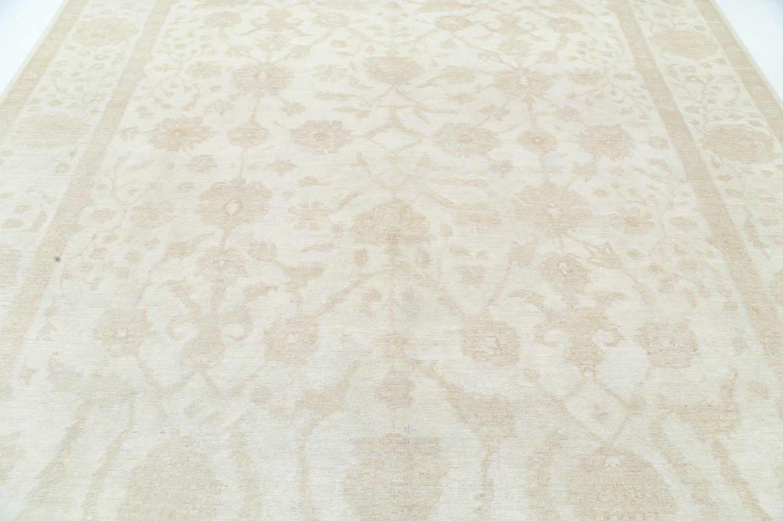 Handgeknoopt groot vloerkleed 272 x 343 cm. Beige woonkamertapijt met bloemmotief photo for sale
