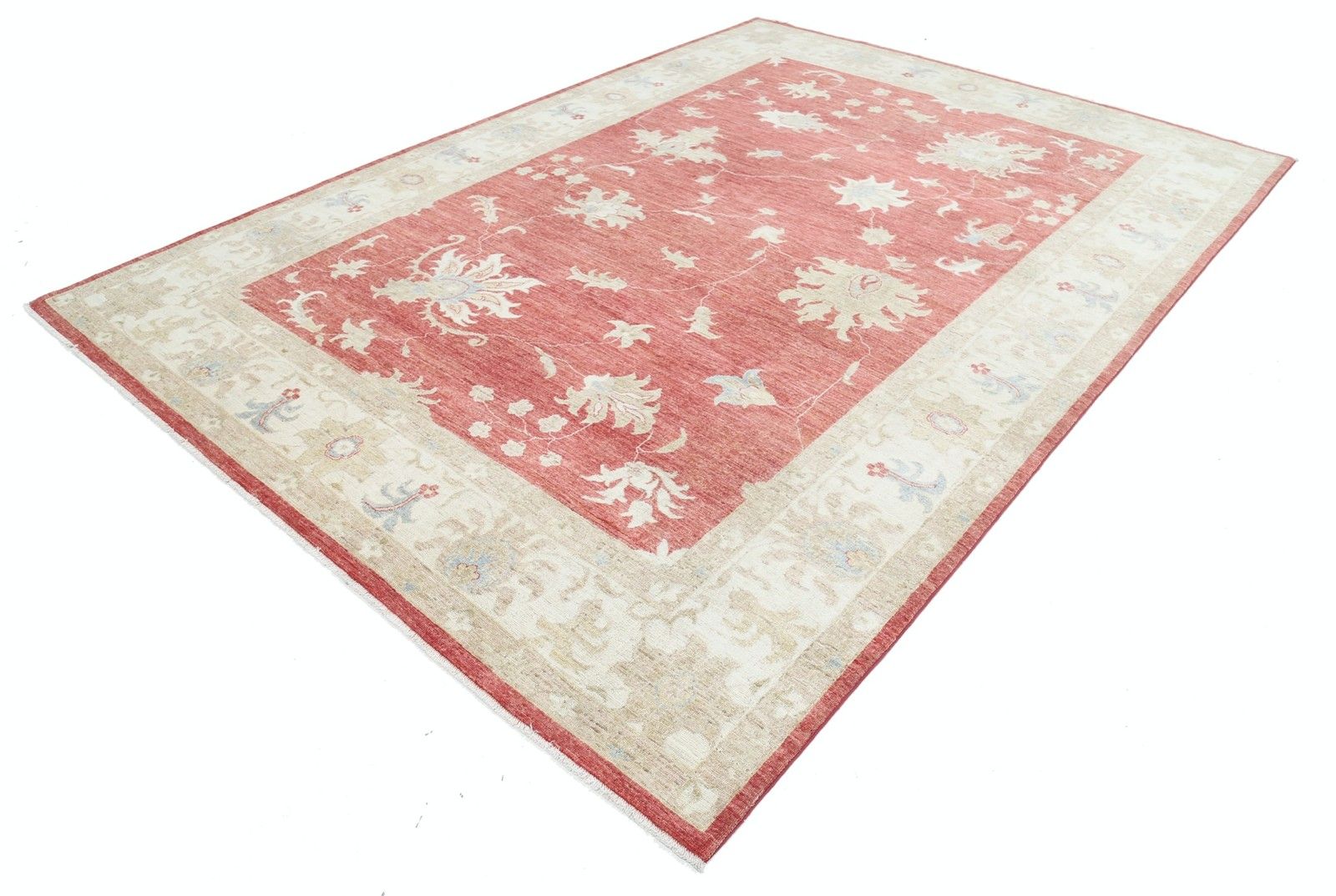 Grand tapis Oushak floral fait main, fond rouge et bordure ivoire, 244 x 346 cm photo for sale