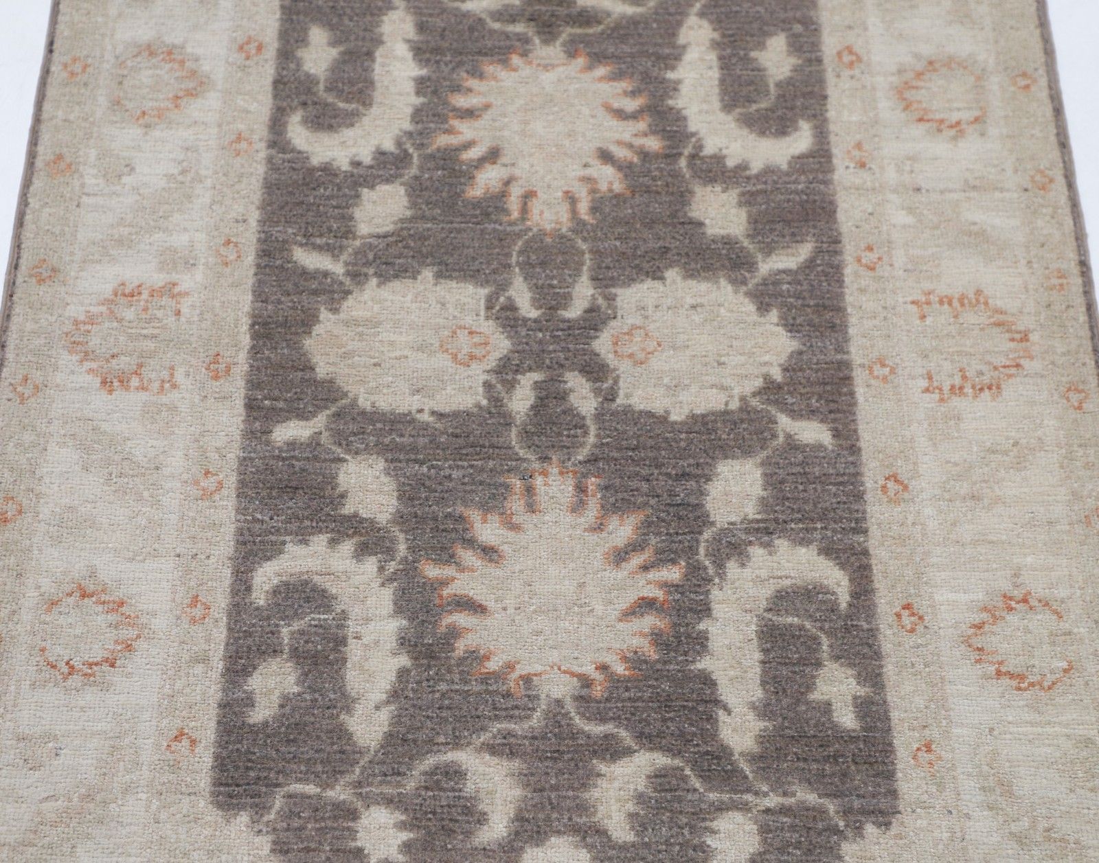 Tapis turc noué à la main, motif floral, coloris gris et beige, 0,79 x 1,15 m. 100 % laine photo for sale