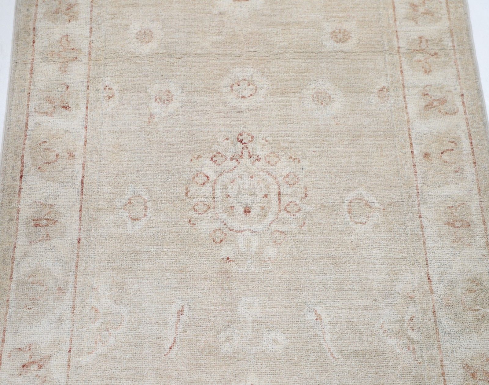 Tapis Oushak traditionnel beige, 0,79 x 1,25 m, noué à la main photo for sale