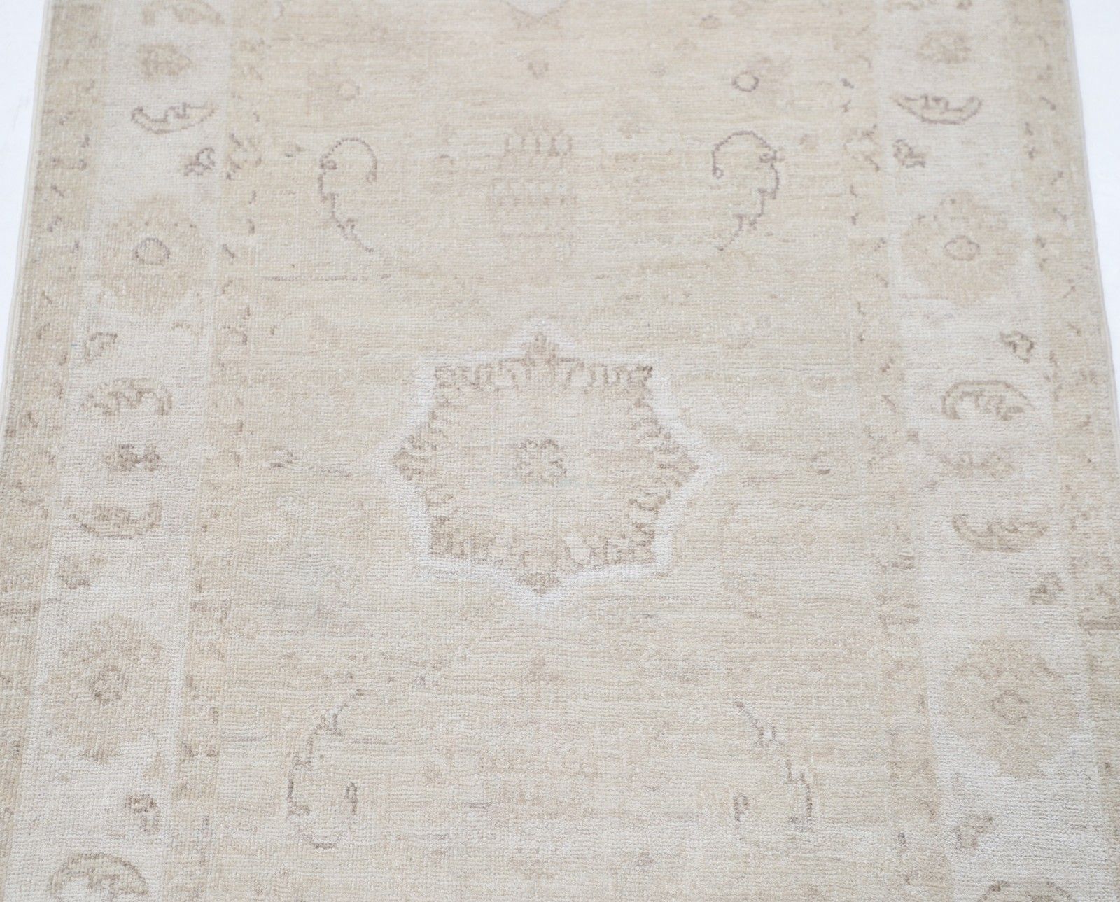 Tapis d'appoint turc traditionnel noué à la main, beige, 82 x 127 cm. 100 % laine photo for sale