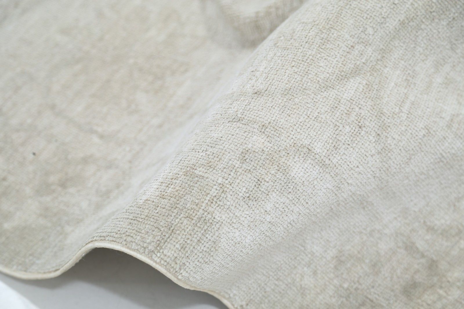 Handgeknoopt groot vloerkleed 275 x 360 cm voor de woonkamer. Beige wollen tapijt photo Textiel