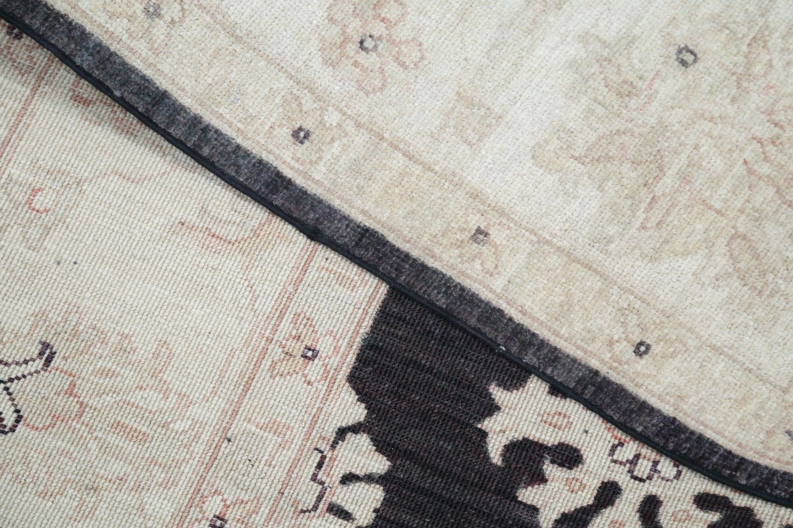 Handgeknoopt Bloemen Vloerkleed 2,49 x 2,85 m met Zwart Veld en Beige Rand photo 3908.0
