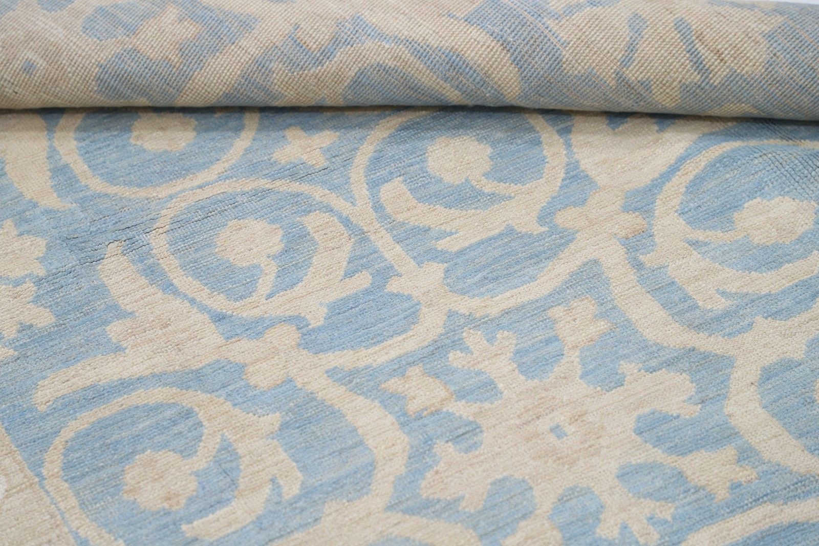 Tapis en laine noué à la main, bleu clair et ivoire, motif damassé - 2,34 x 2,88 m photo Textiles