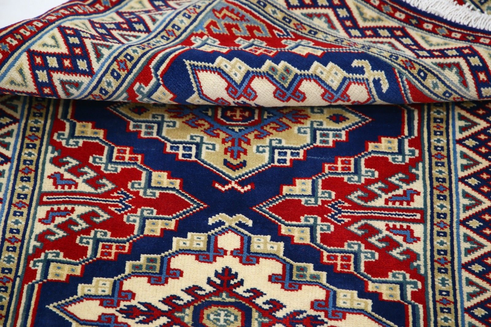 2x3 ft decoratief tribal vloerkleedje voor de slaapkamer. Met de hand geknoopt Turks wollen vloerkleed photo vinterior