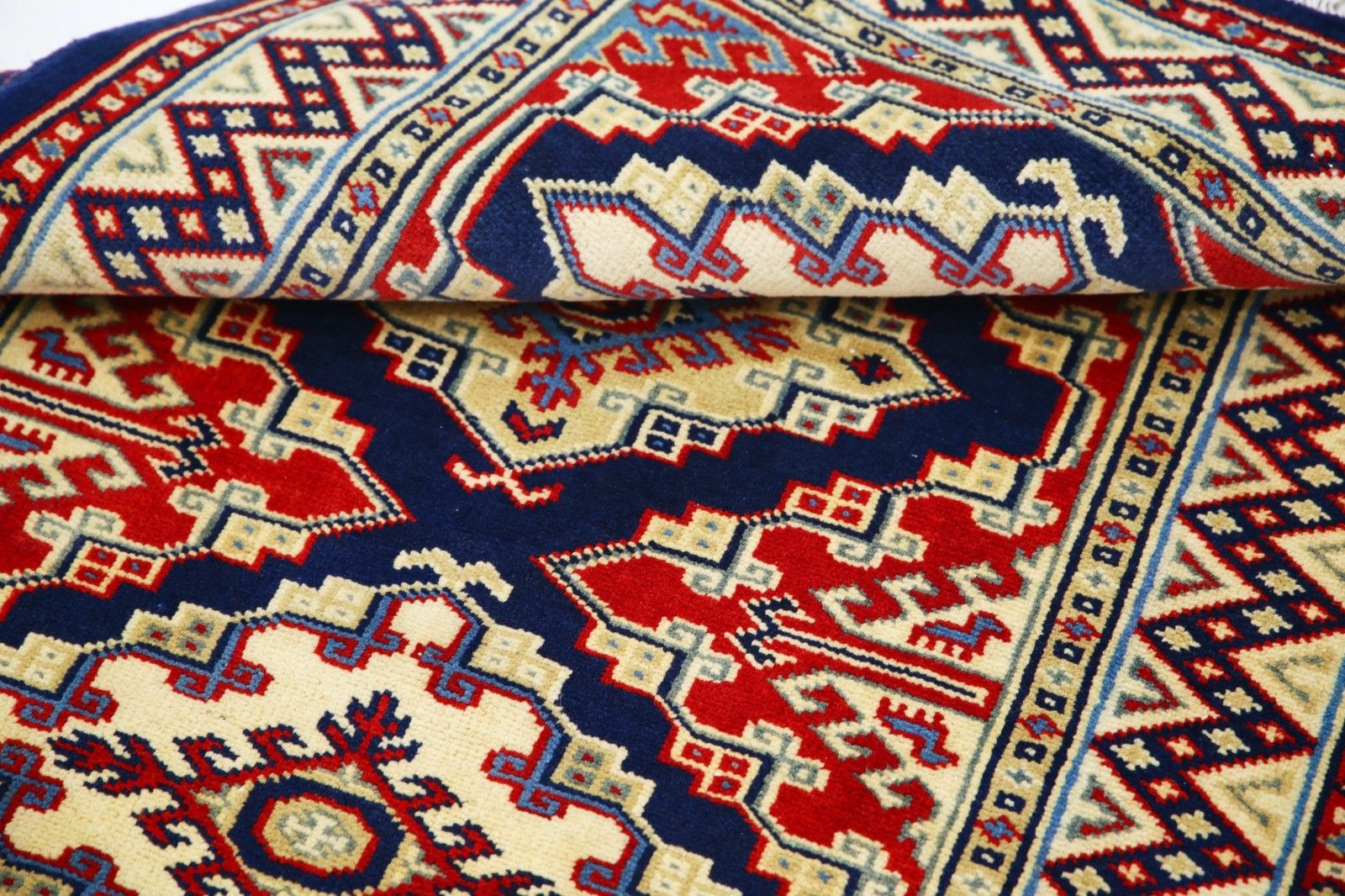 Tapis d'appoint noué à la main, bleu marine, rouge et ivoire, motif médaillon géométrique, 67 x 92 cm photo vinterior