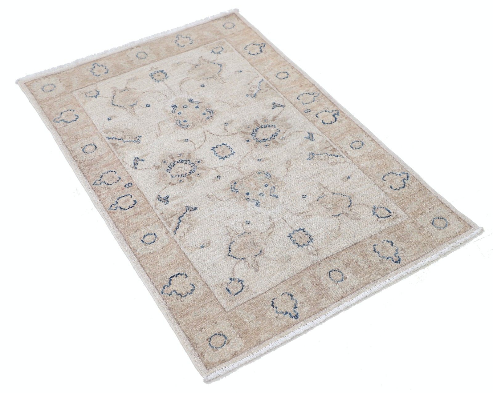 Tapis Oushak noué à la main, motif floral sur fond beige, 74 x 110 cm. 100 % laine photo furniture