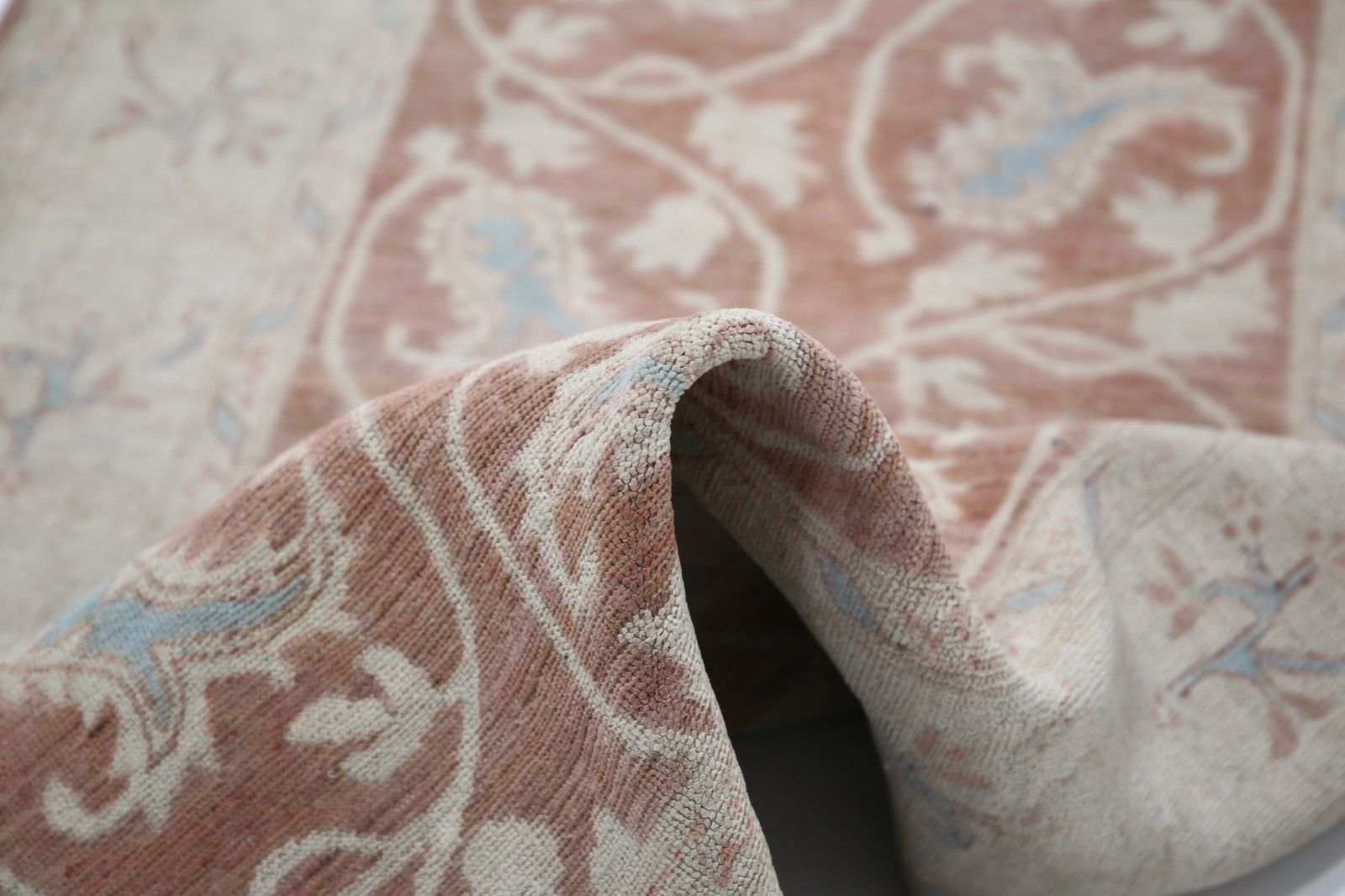 Tapis de couloir artisanal rouge et beige, 3 x 12 pi - motif floral, pour couloir et cuisine photo for sale