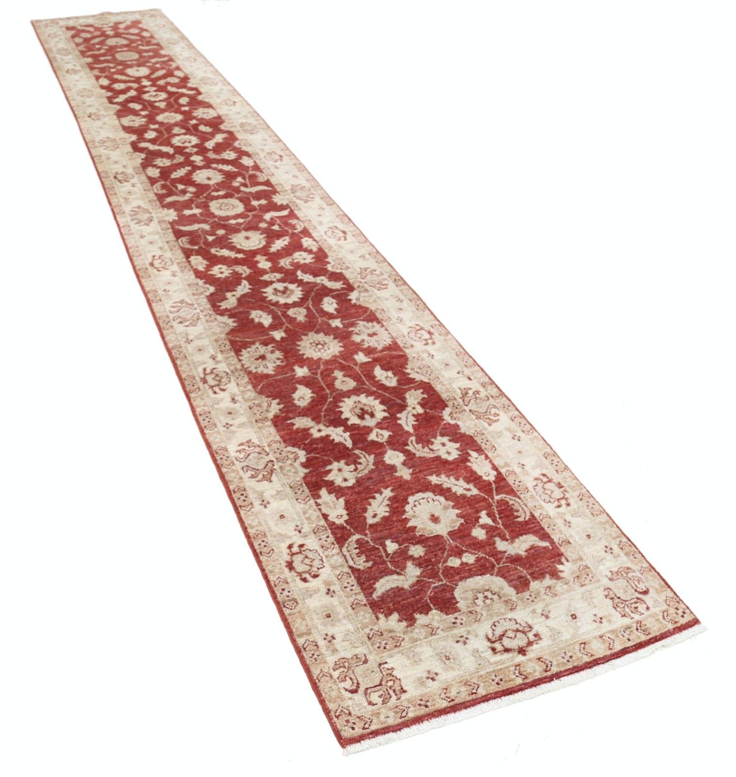 2,6 x 15 ft handgeknoopt rood-beige lang loperkleed. Oushak bloemmotief corridorkleed photo furniture