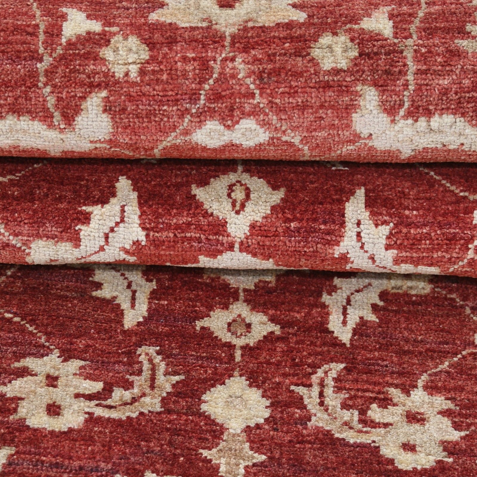 Tapis de couloir noué à la main, rouge et beige, 0,77 x 4,53 m. Tapis de couloir Oushak à motifs floraux photo buy