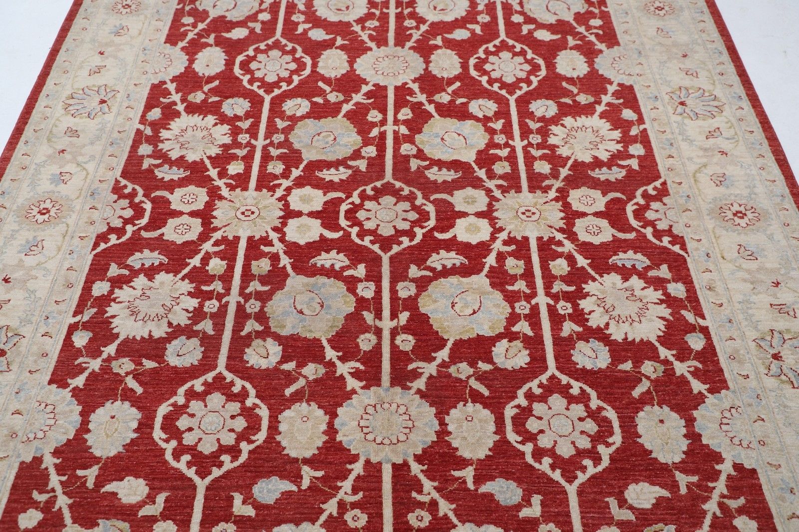 Tapis à motifs floraux noué à la main, champ rouge et bordure beige, 2,01 x 2,99 m photo for sale