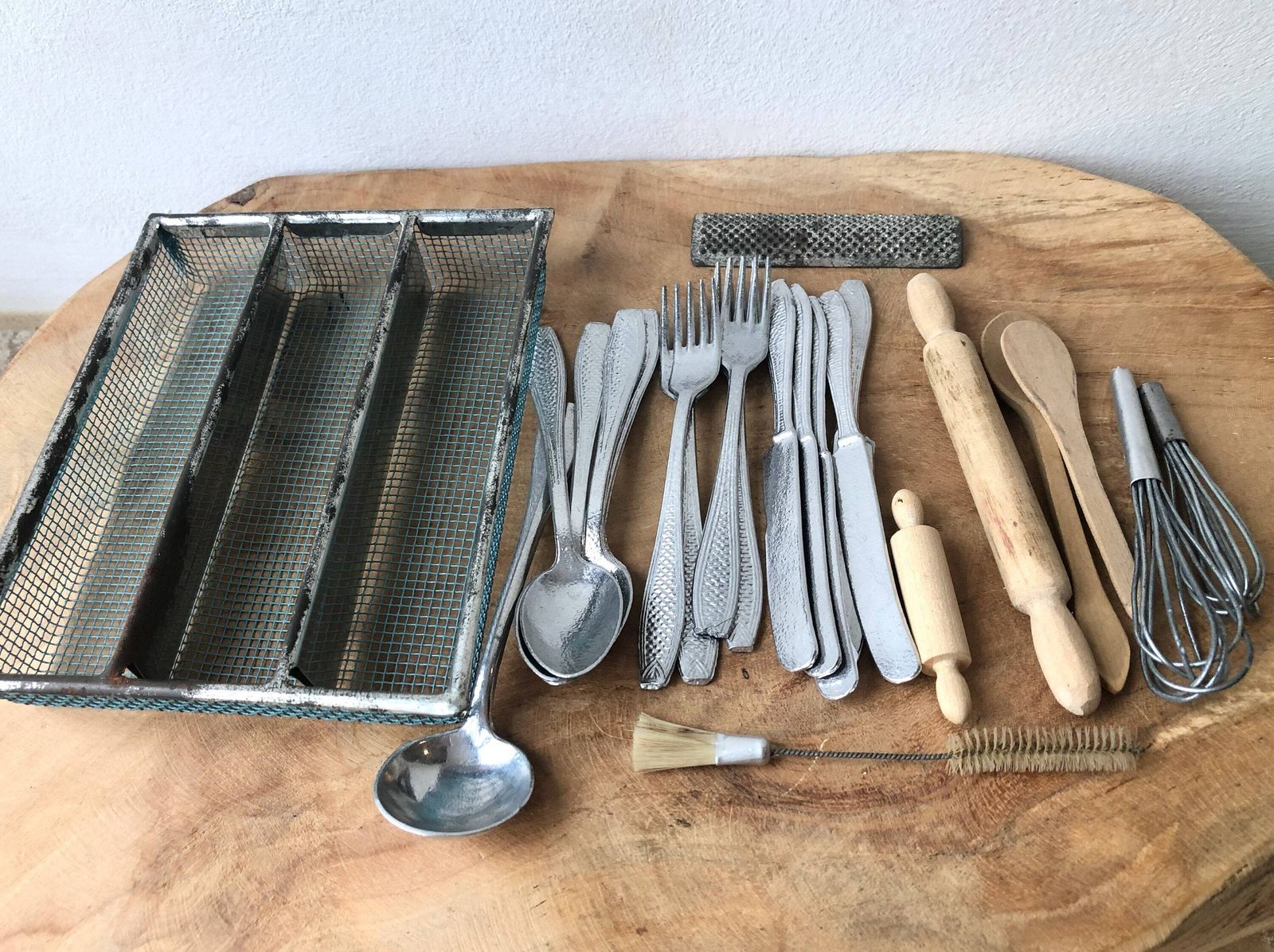 Coffret de couverts miniatures vintage, mobilier de poupée, set de jeu photo for sale