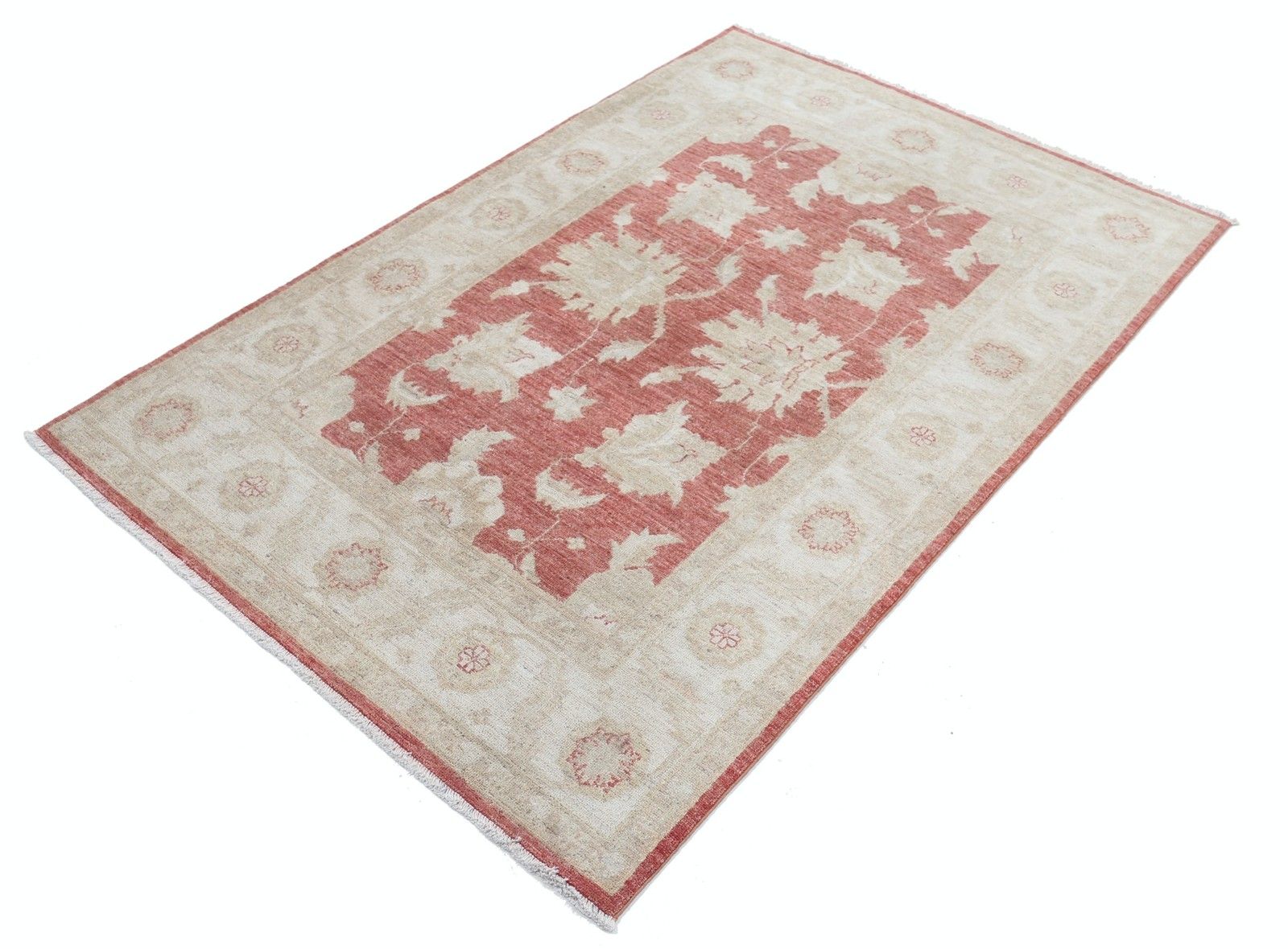 Tapis noué à la main à motifs floraux, champ rouge et bordure ivoire, 120 x 173 cm. 100 % laine photo for sale