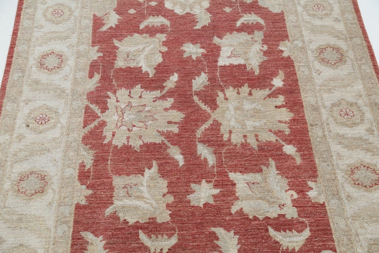 Tapis noué à la main à motifs floraux, champ rouge et bordure ivoire, 120 x 173 cm. 100 % laine photo 1104.0