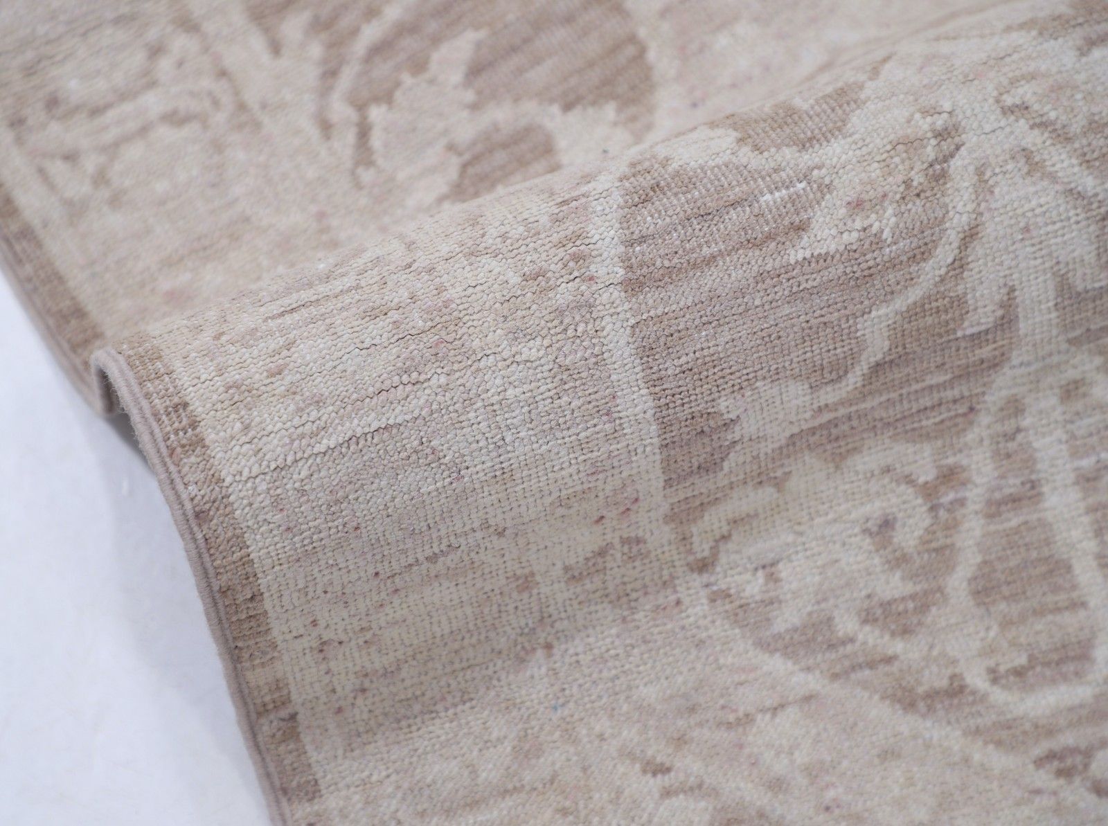 Tapis en laine beige et taupe noué à la main, 4,8 x 4,6 pi. Motif ogive en treillis photo Textiles