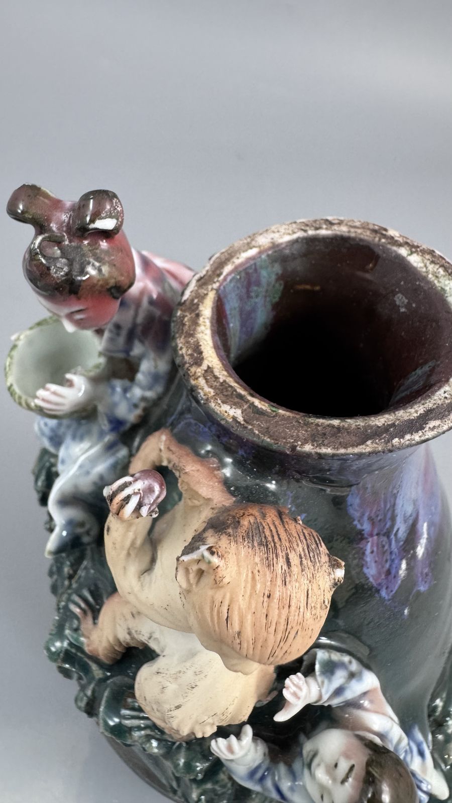 Japanese Sumida Gawa Vase With Monkey, Karako And Seated Woman, Kōko — Meiji / Early Taishō Period photo vinterior