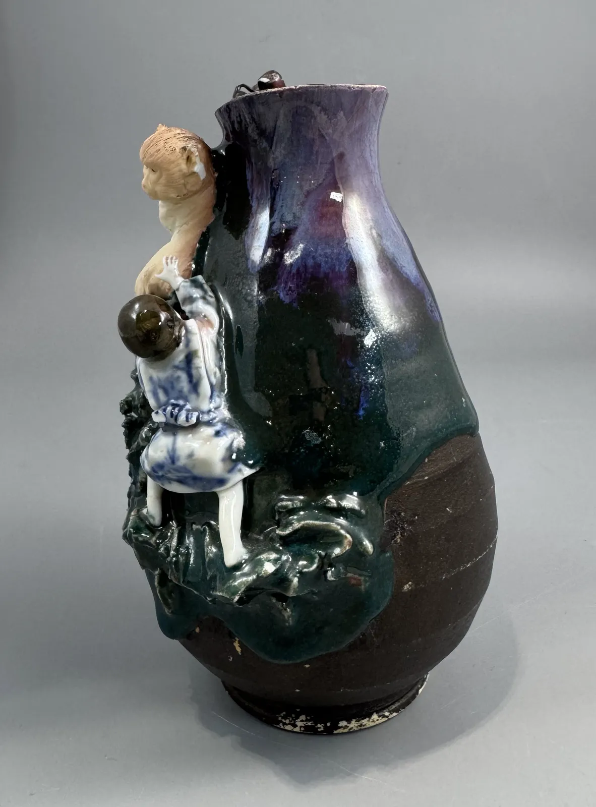 photo vintage Japanese Sumida Gawa Vase With Monkey, Karako And Seated Woman, Kōko — Meiji / Early Taishō Period
