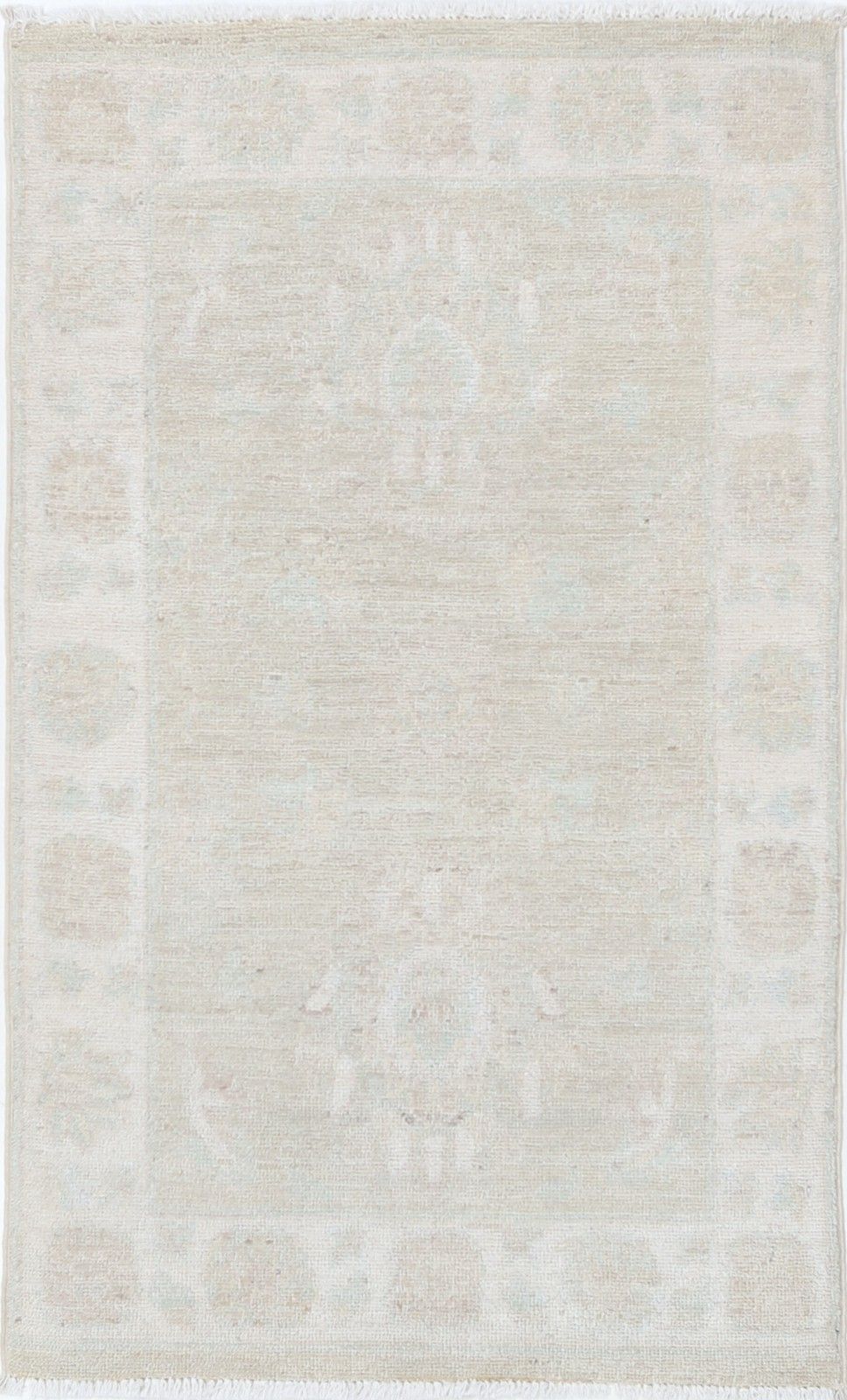 2x3,6 ft beige handgeknoopt vloerkleed met allover bloemmotief. 100% wol