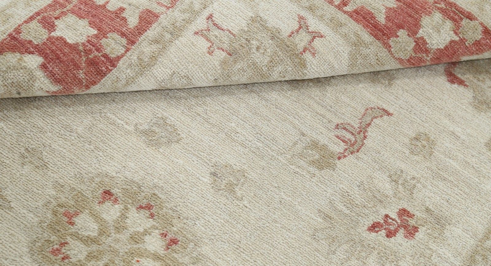 Tapis d'appoint Oushak floral noué à la main, champ beige et bordure rouge, 1,02 x 1,48 m photo vinterior