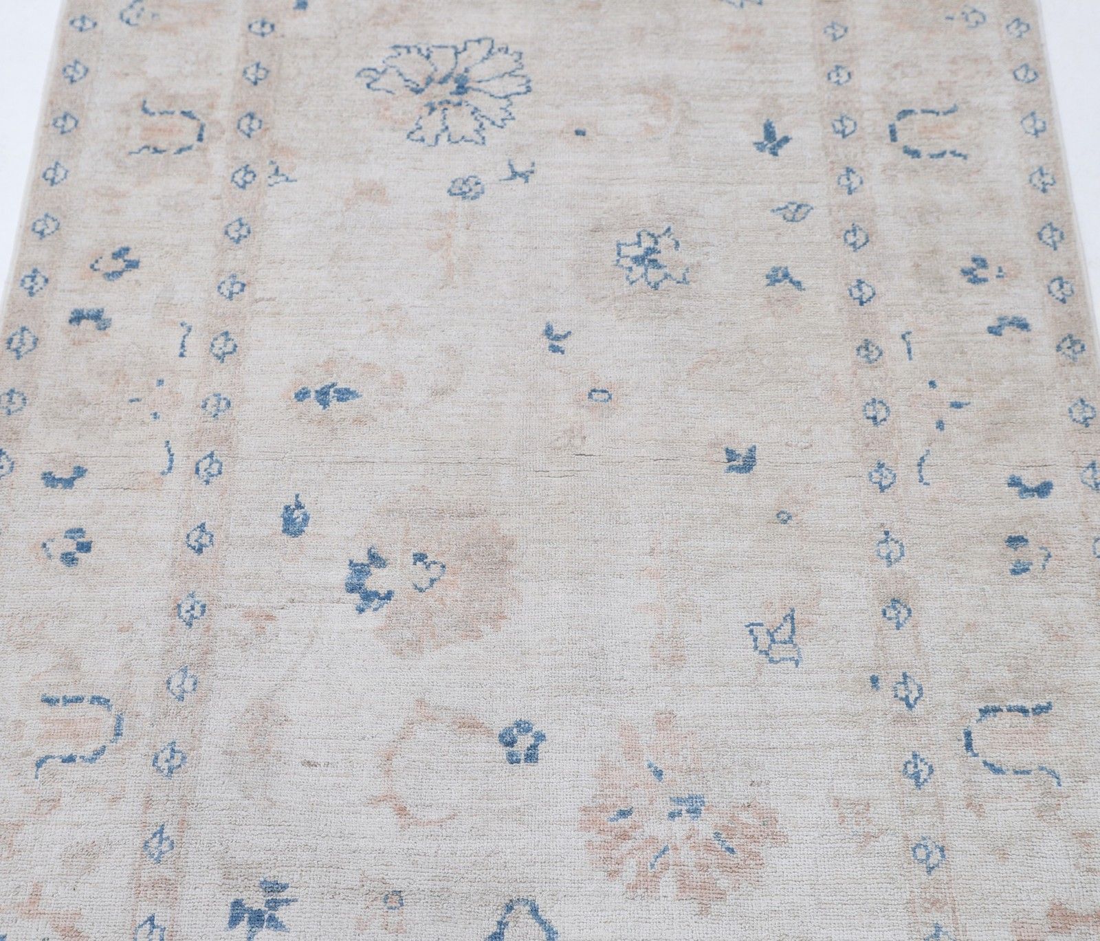 Tapis en laine noué à la main, 1 x 1,46 m. Petit tapis beige à motif floral sur toute la surface photo for sale