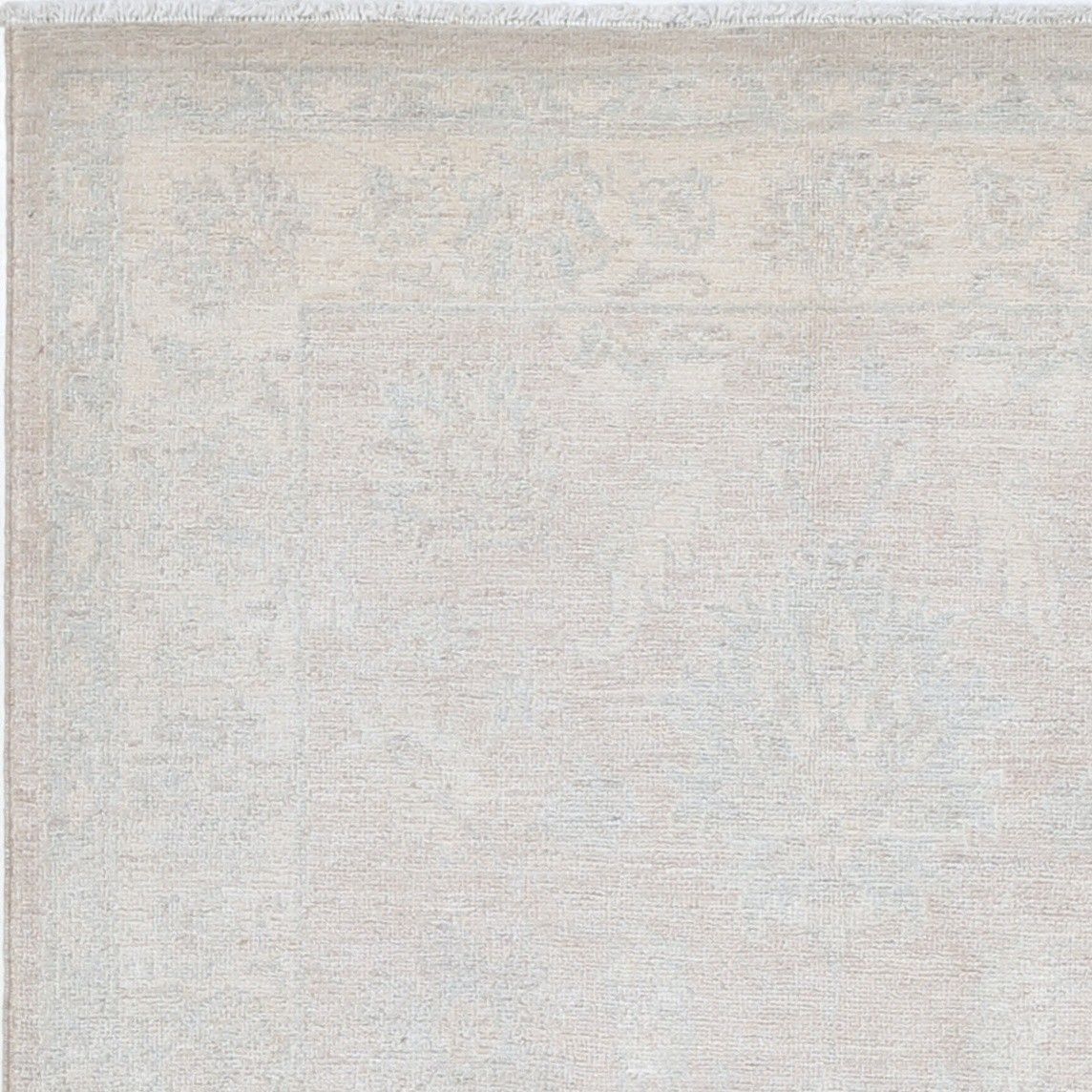 Handgeknoopt Turks vloerkleed 92 x 153 cm in zachte tinten. 100% wol. Beige klein vloerkleed photo vinterior