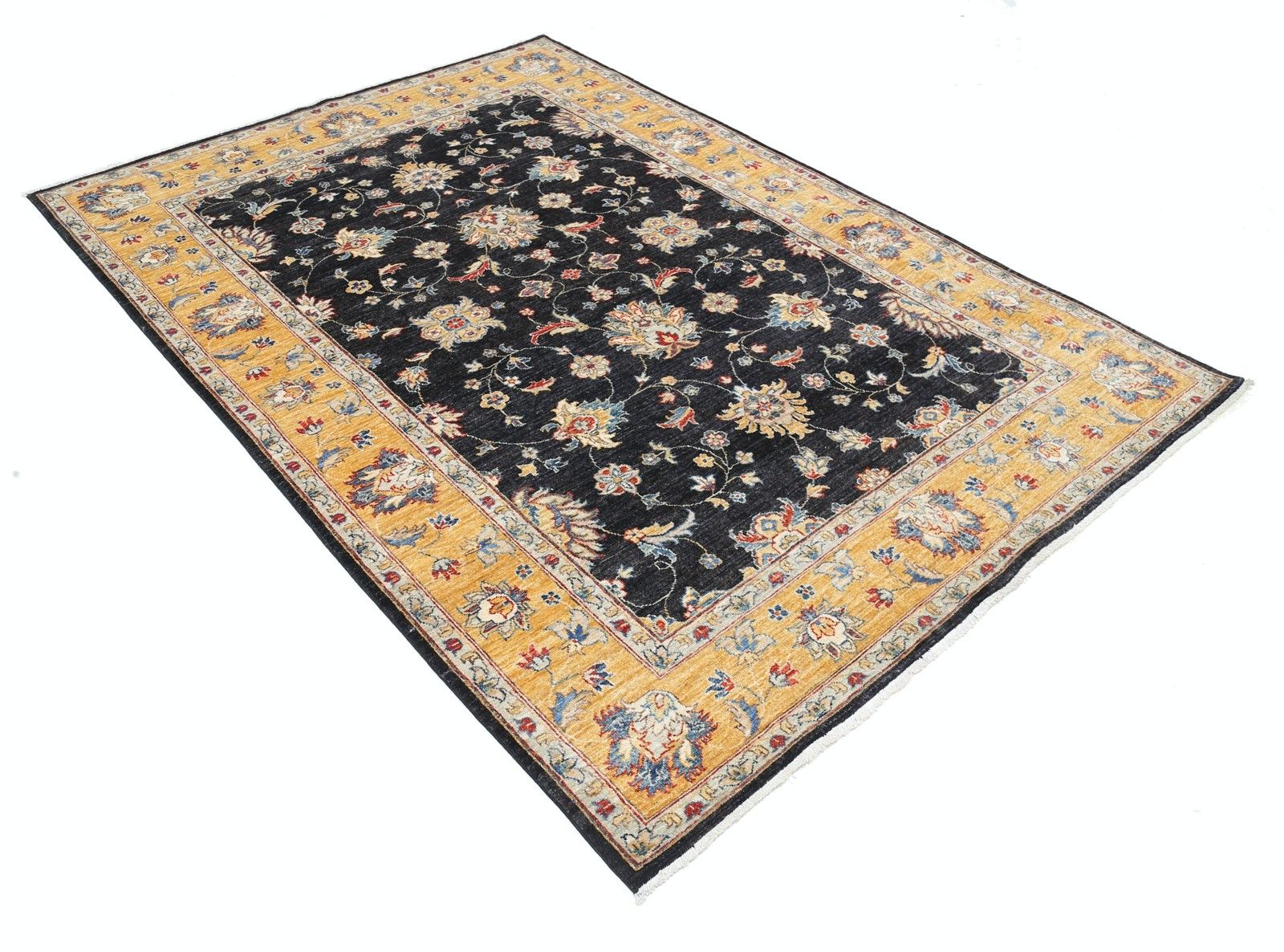 Tapis à motifs floraux noué à la main, fond noir et bordure jaune moutarde, 1,68 x 2,37 m photo furniture