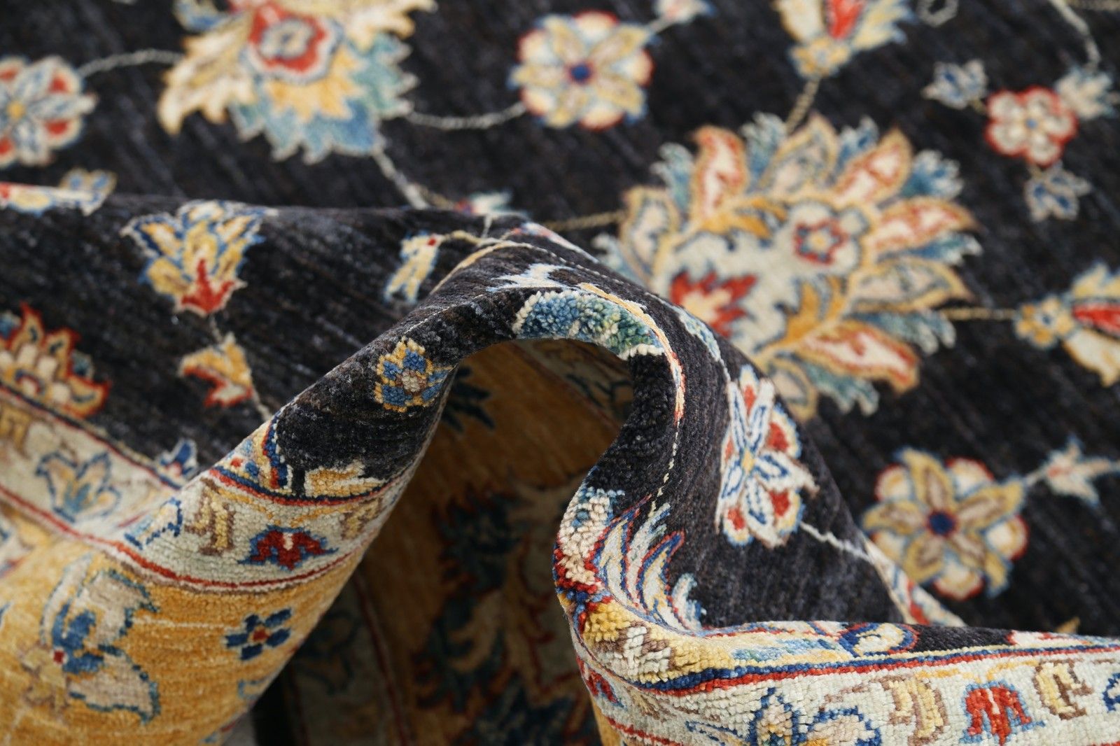 Tapis à motifs floraux noué à la main, fond noir et bordure jaune moutarde, 1,68 x 2,37 m photo vinterior