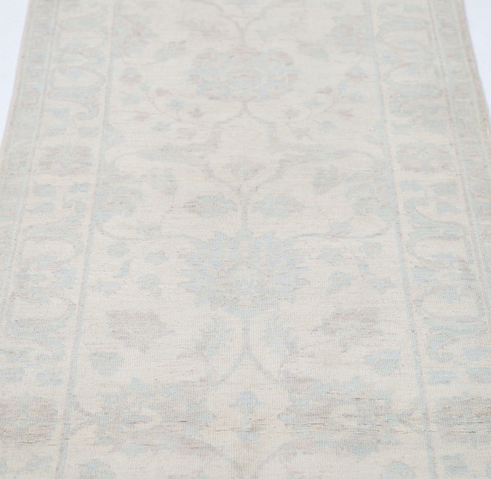 Tapis de couloir noué à la main 0,79 x 2,44 m. Tapis de cuisine. Tapis de couloir beige. Tapis de corridor photo for sale