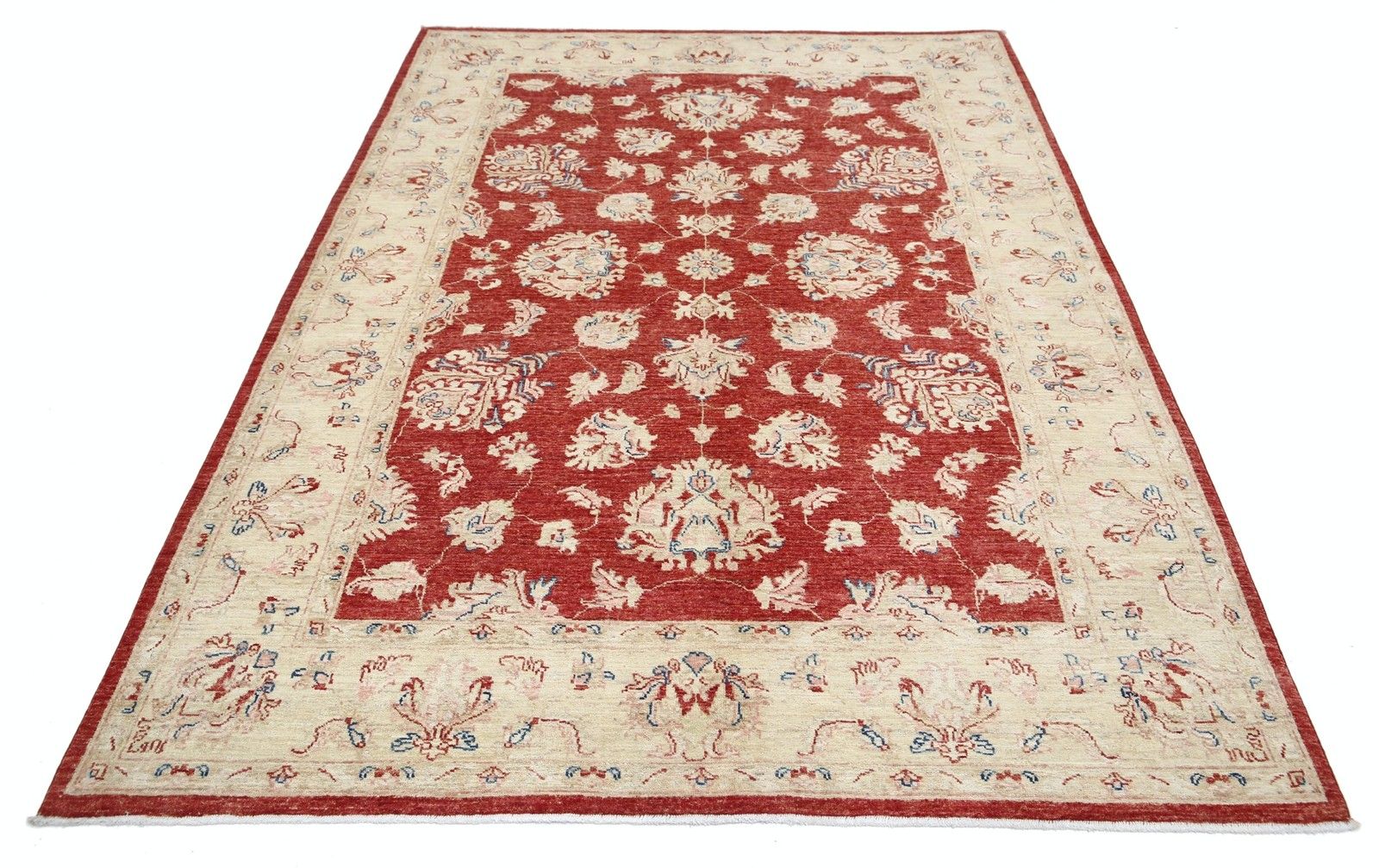 Tapis à motifs floraux noué à la main, champ rouge et bordure beige, 1,68 x 2,44 m photo Textiles