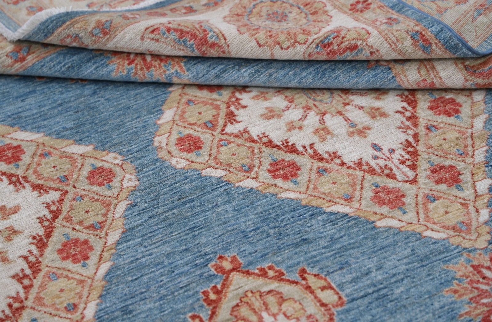 Tapis noué à la main bleu clair, ivoire et rose poudré, 2 x 3,15 m. Motif géométrique en losanges photo Textiles