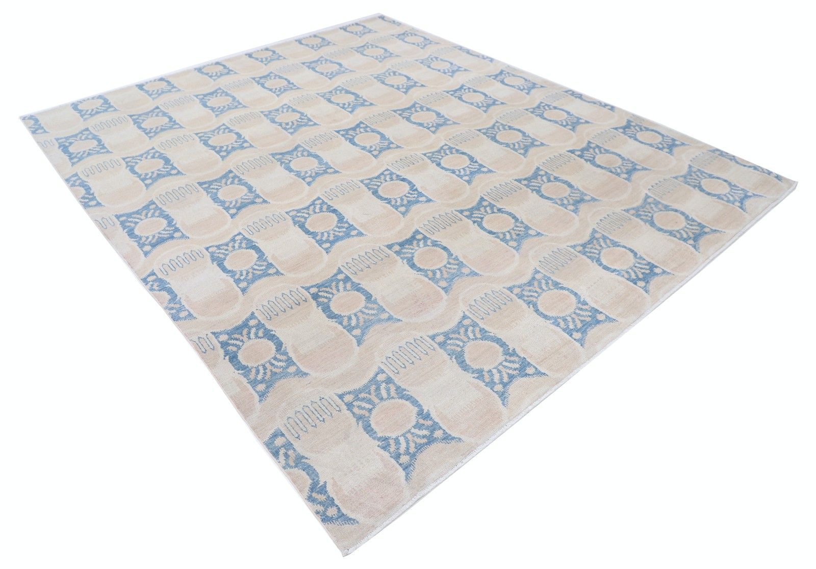 Tapis artisanal beige et bleu clair, 8 x 9,2 pi. Tapis à motif géométrique répété photo furniture