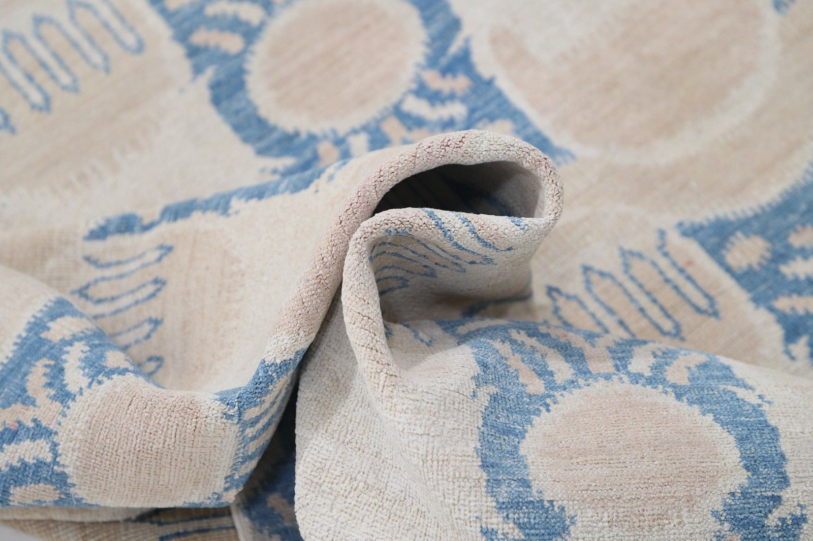 Tapis artisanal beige et bleu clair, 8 x 9,2 pi. Tapis à motif géométrique répété photo vinterior