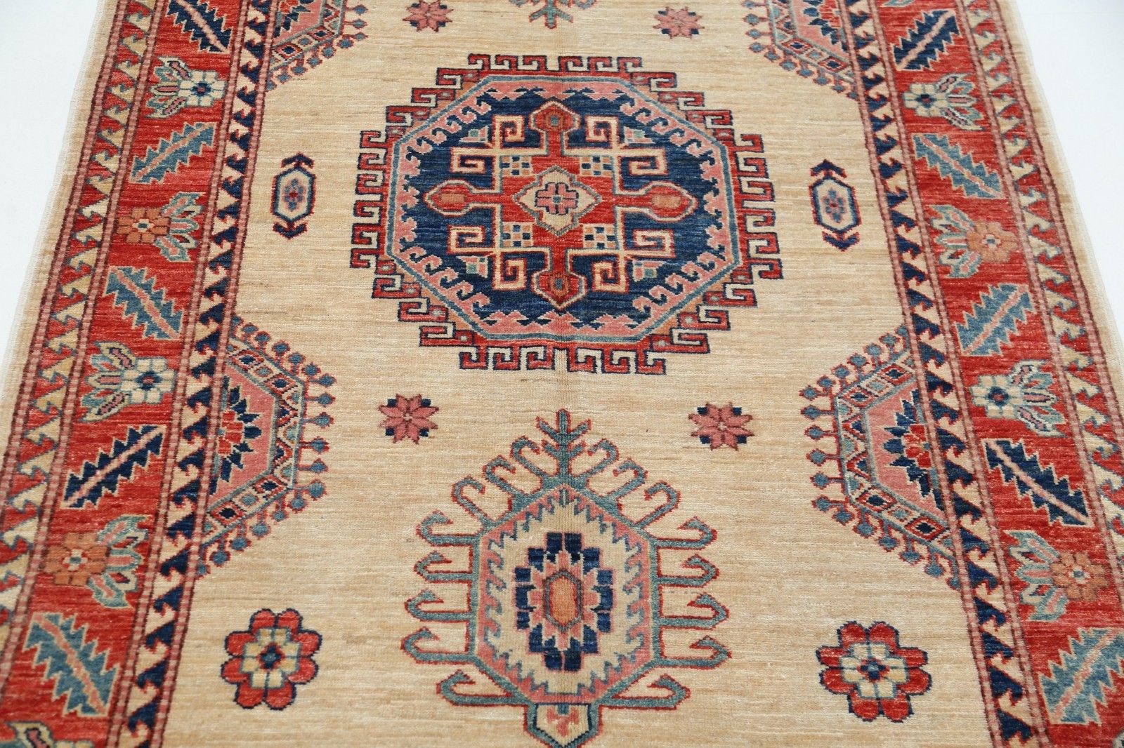 4x6,6 ft handgeknoopt tapijt in ivoor, rood en blauw met geometrisch medaillonmotief photo 1300.0