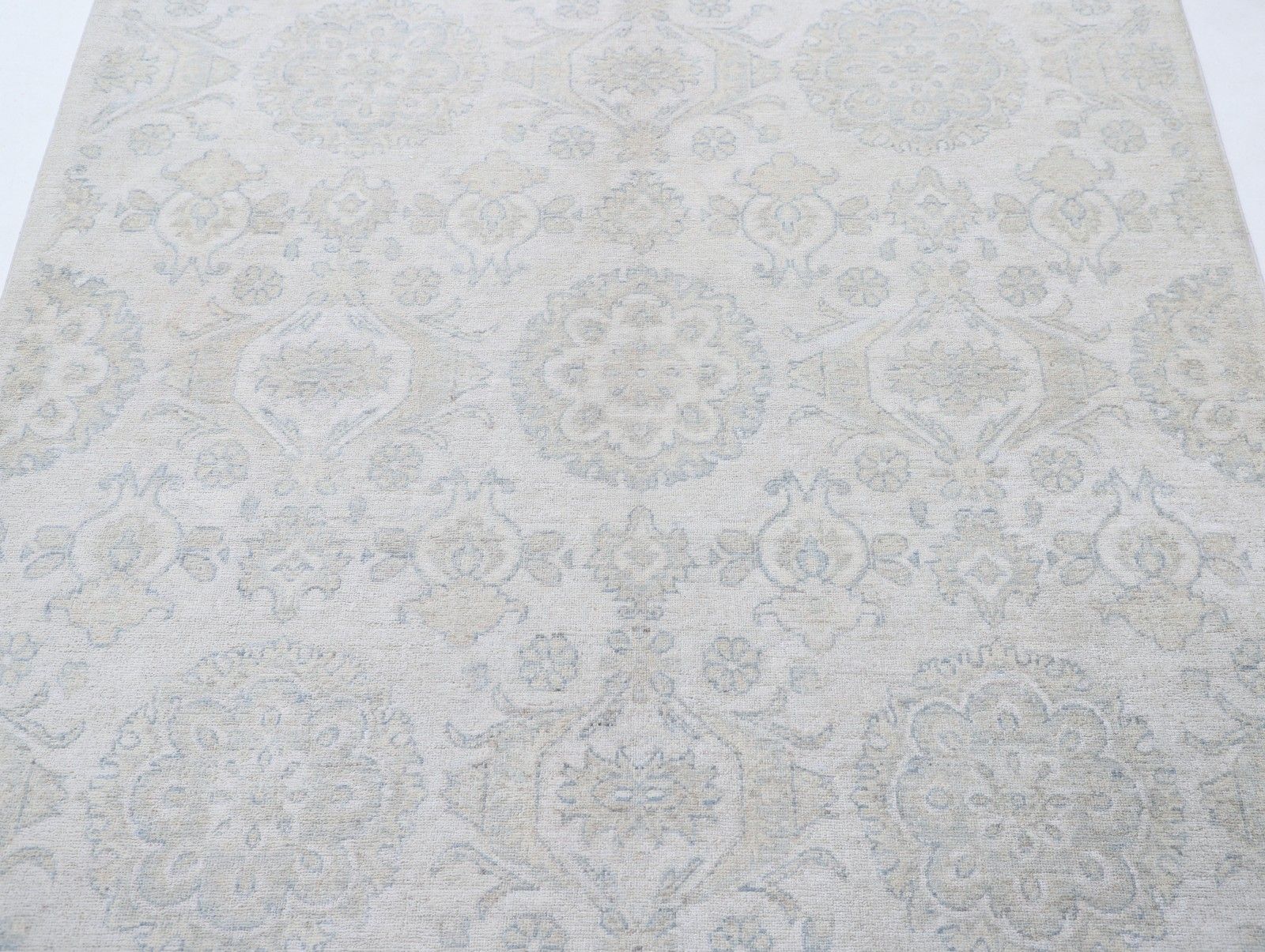 Handgeknoopt wollen vloerkleed in ivoor en blauw met floraal medaillonmotief, 152 x 204 cm photo for sale